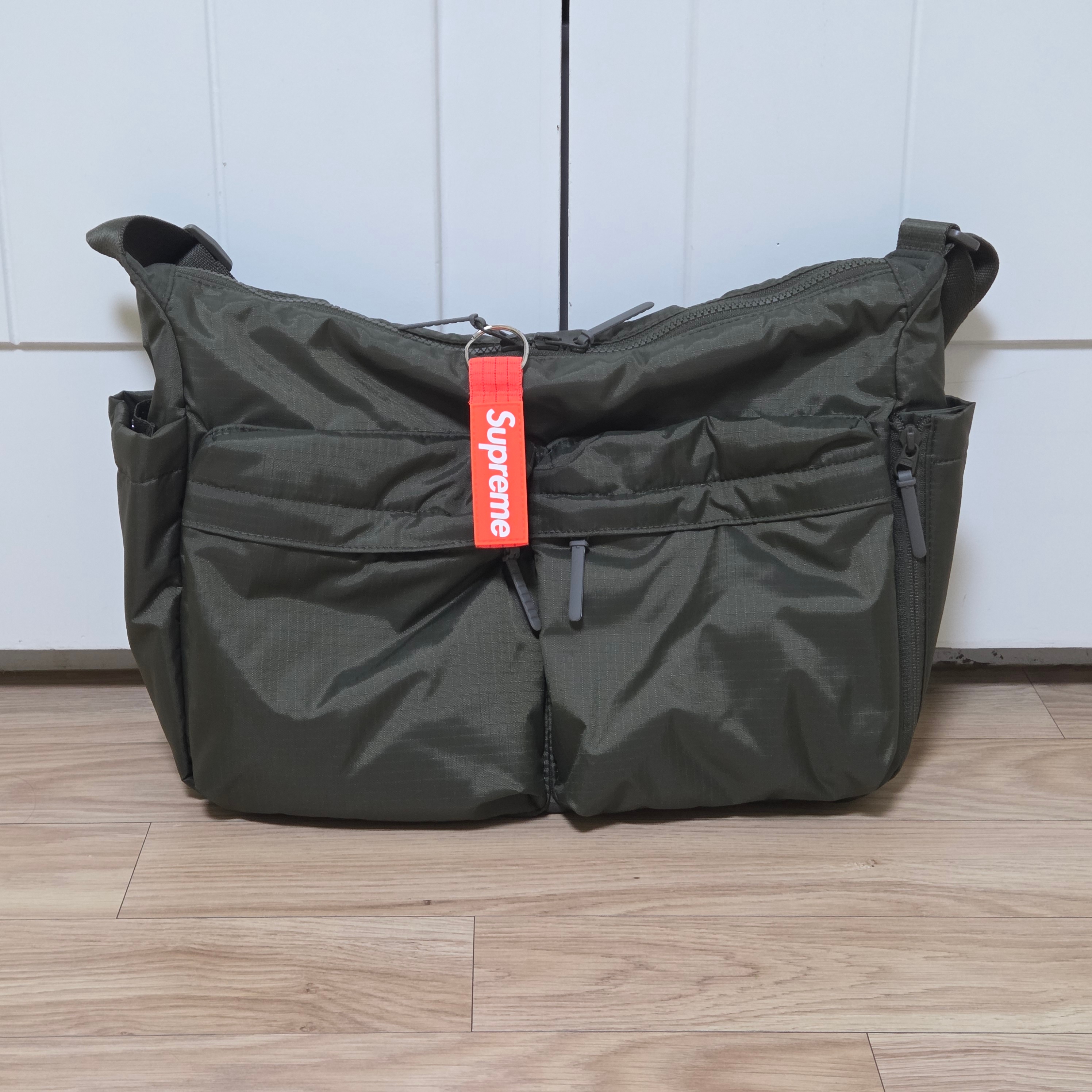 Uniqlo Multi Pocket Shoulder Bag Olive, Supreme Ripstop Keychain Orange - 24SS 착용 스타일