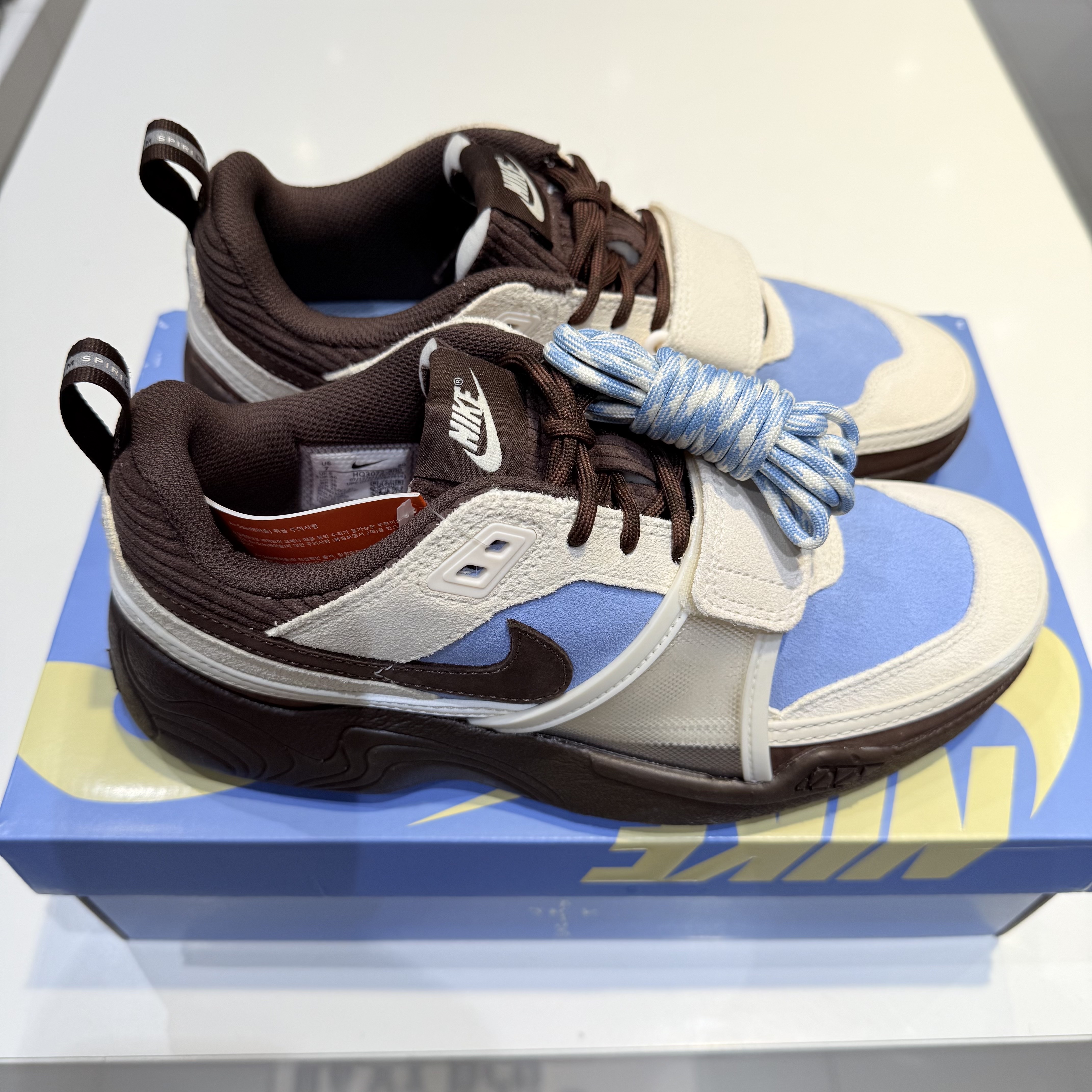 Nike x Travis Scott Zoom Field Jaxx Pale Ivory and Leche Blue 착용 스타일 - 4