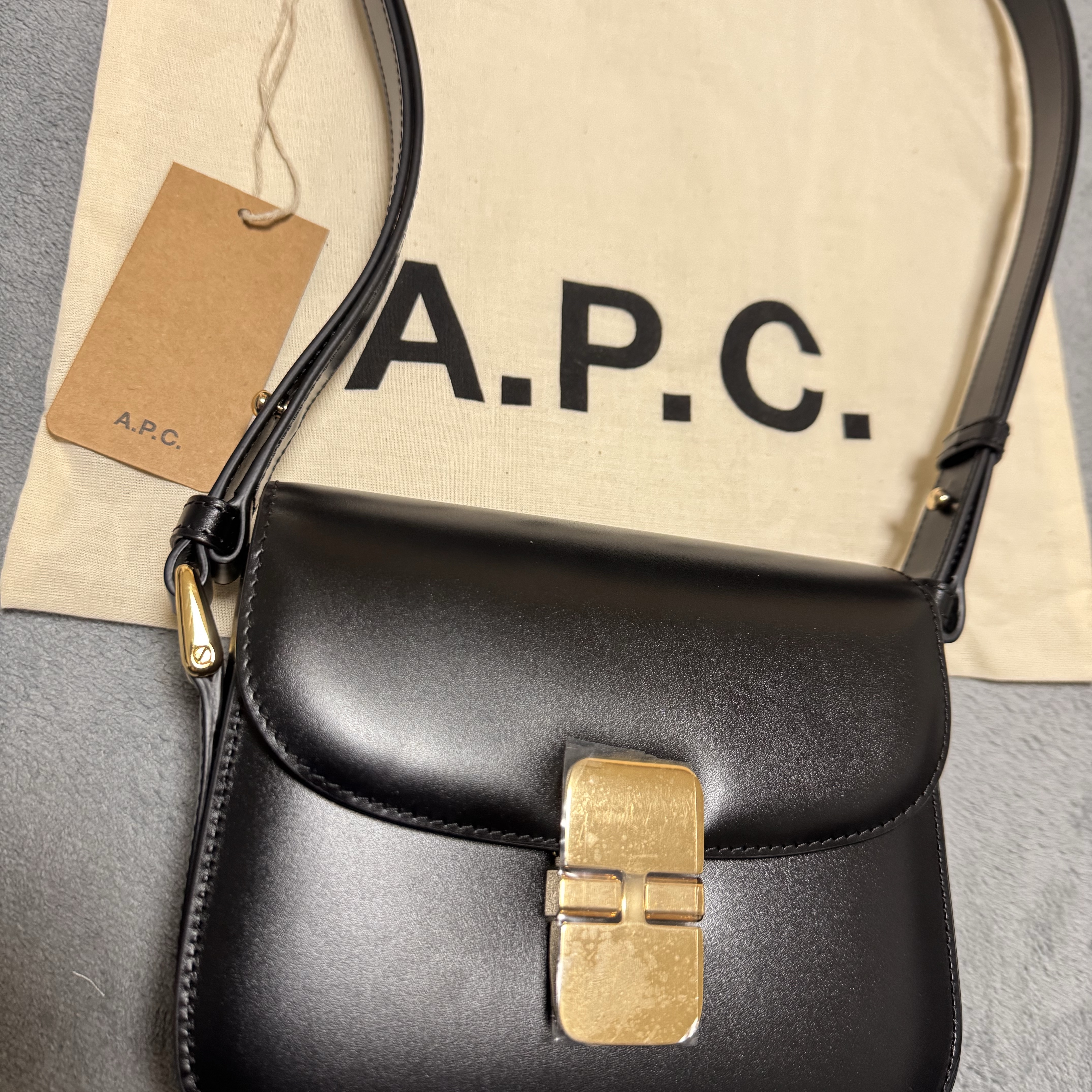 A.P.C. Grace Mini Bag Black 착용 스타일 - 2