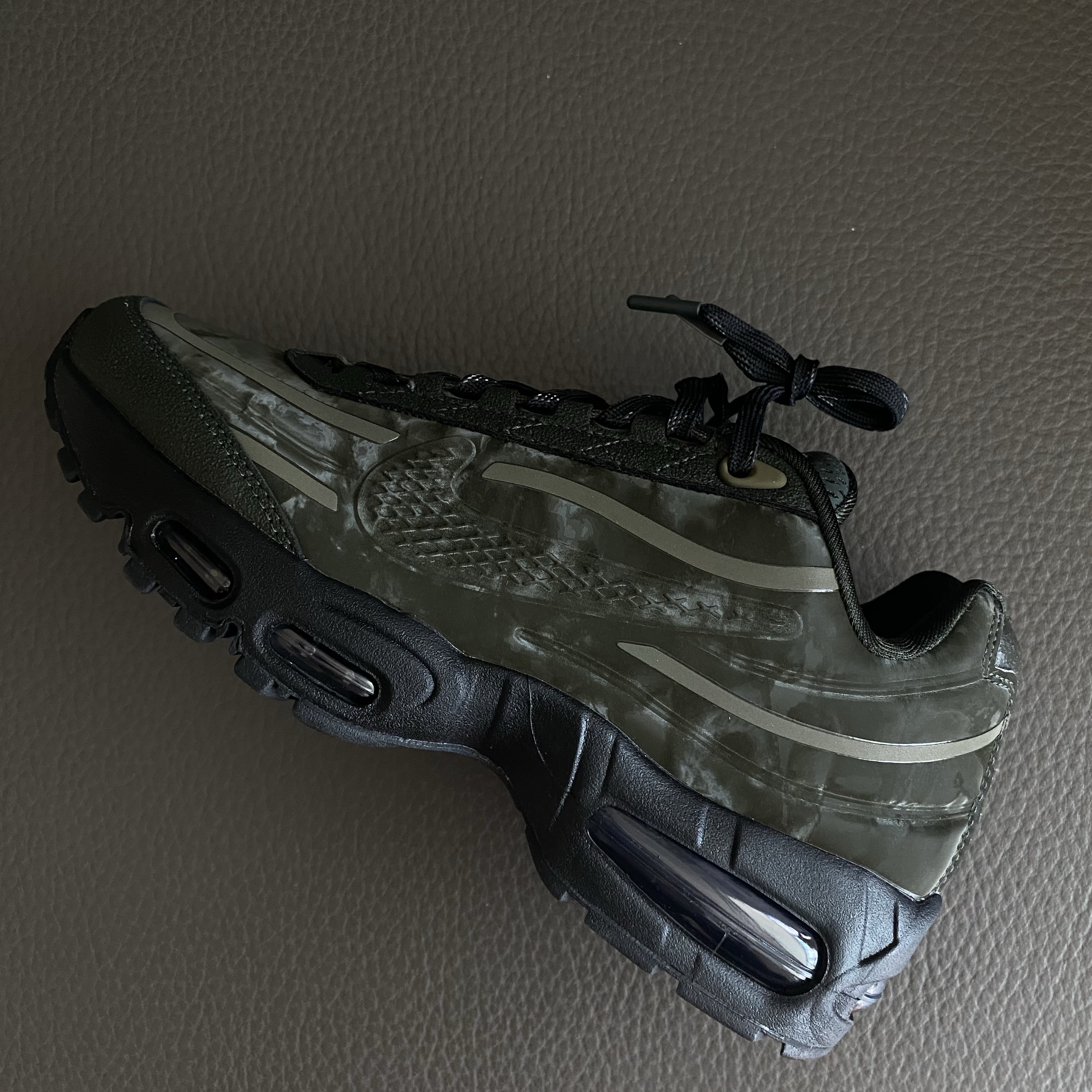 Nike x Worksout Air Max 95 Medium Olive and Sequoia 착용 스타일 - 1