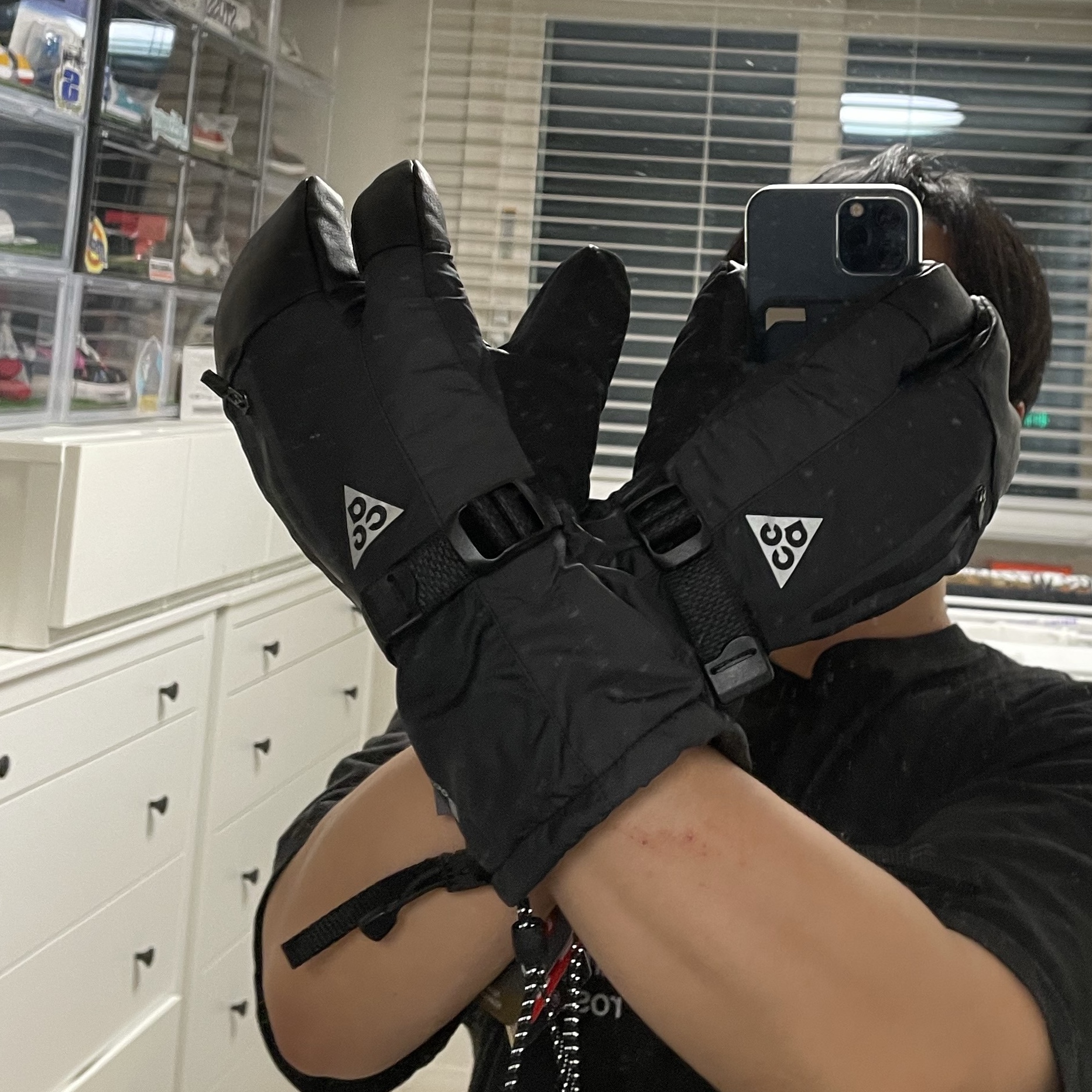 Nike ACG Therma-Fit ADV Gore-Tex Split Mitt Black Anthracite 착용 스타일 - 1