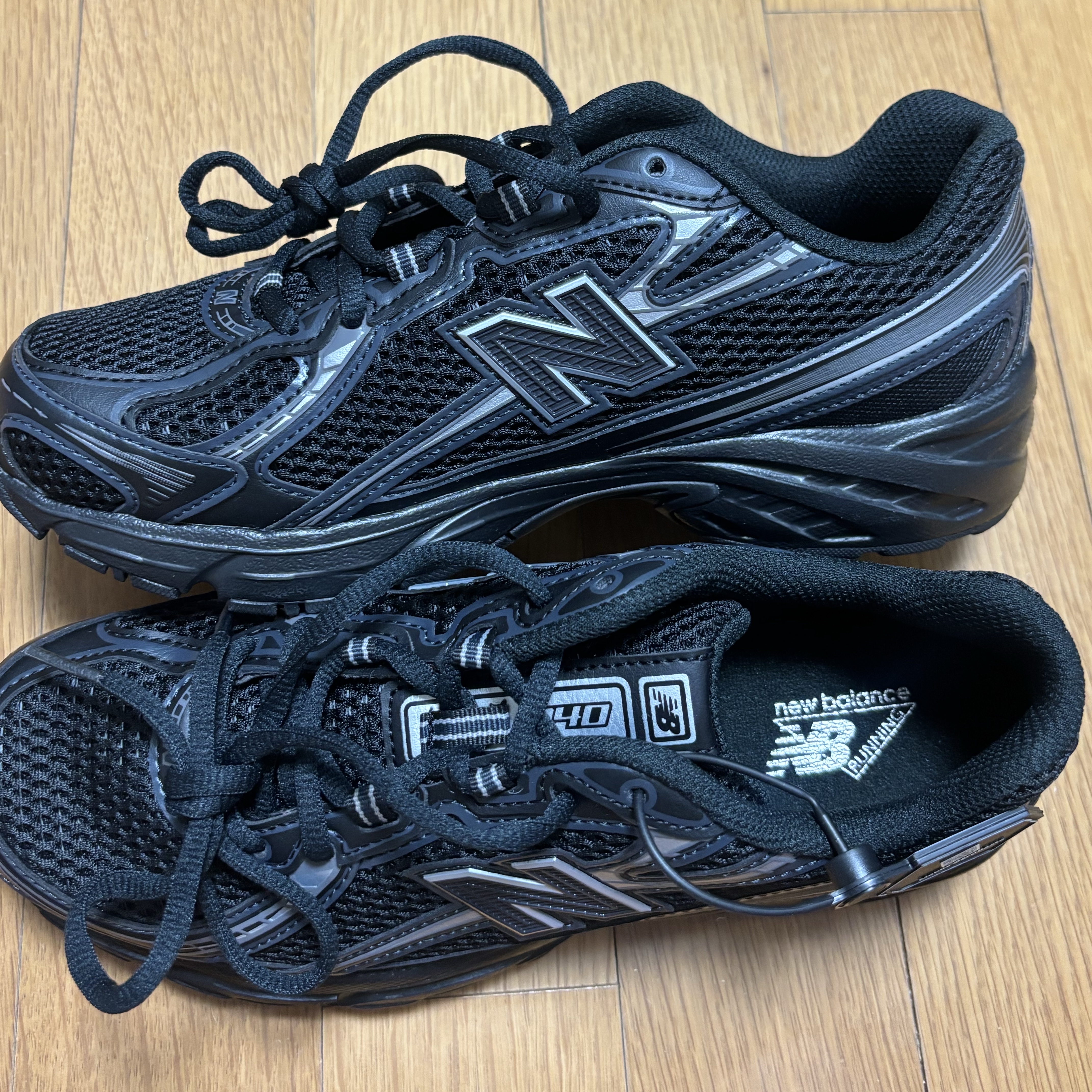 New Balance 740v2 Black Silver Metallic 착용 스타일