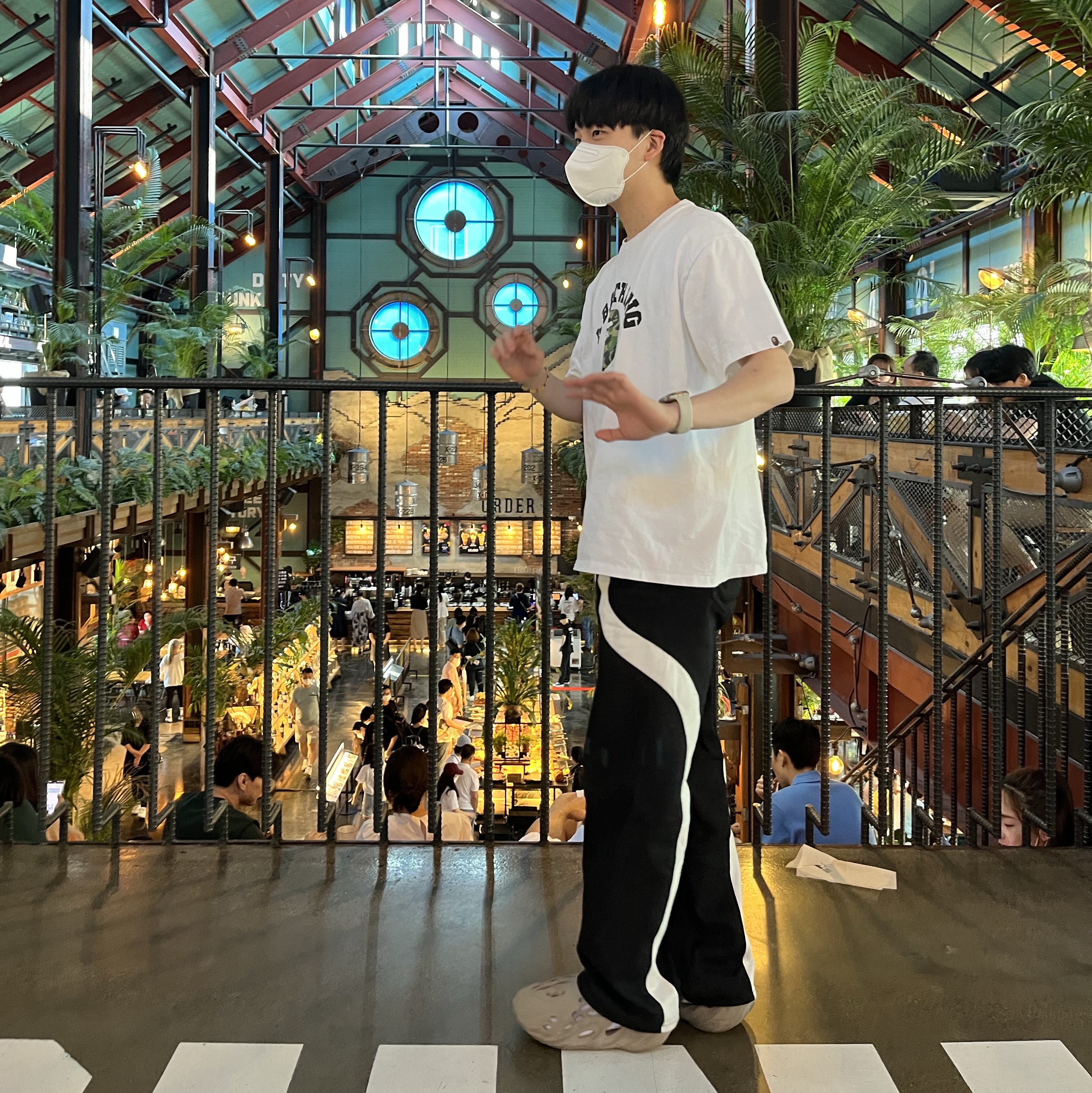 Adidas Yeezy Foam RNNR Stone Sage, BAPE 1st Camo College T-Shirt White Green 착용 스타일