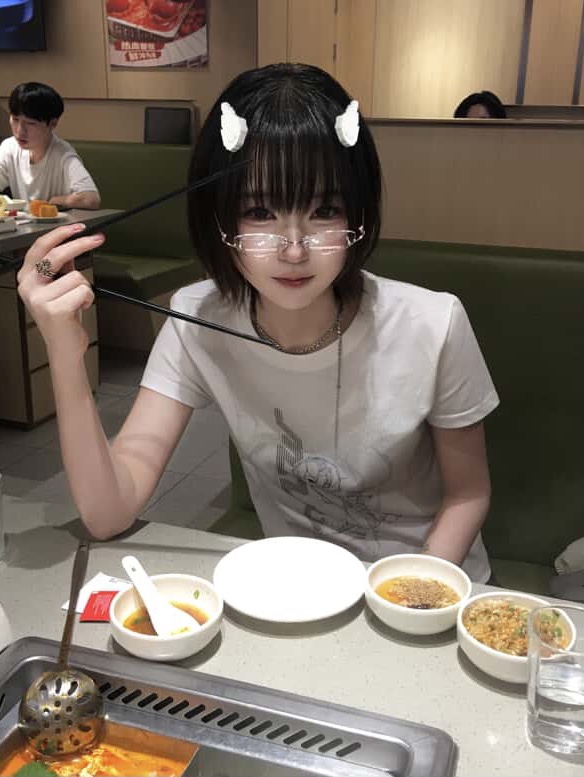 [KREAM 단독] Miuki Lumiel_00 Wing Hair Clip White 2ea/set, [KREAM 단독] Miuki Kiel Back Wing T-shirt White (Slimfit) 착용 스타일 - 1