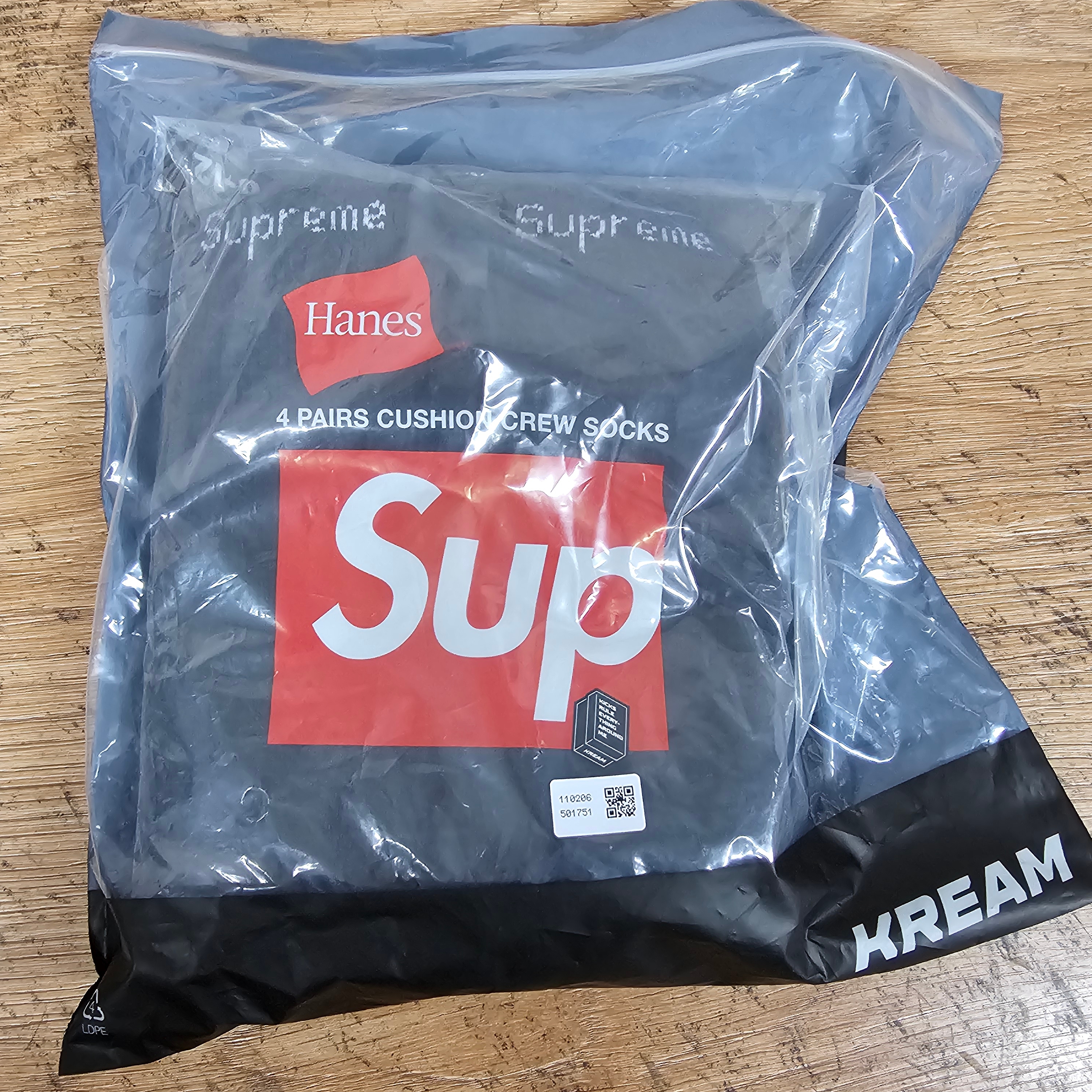 Supreme Hanes Crew Socks Black (4 Pack) 착용 스타일