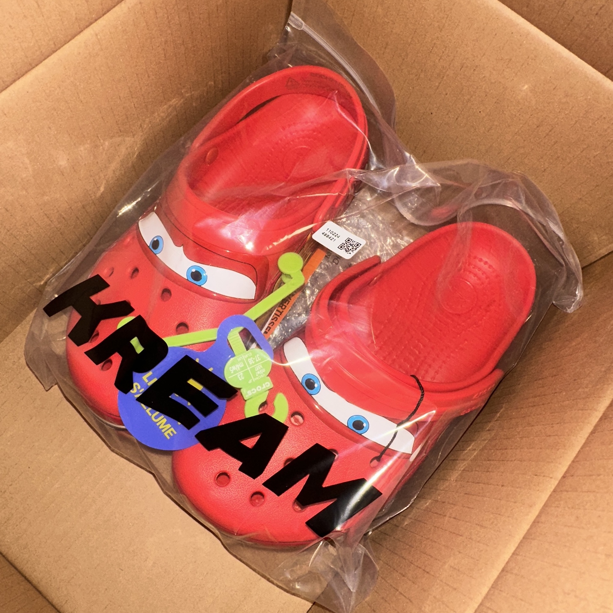 Crocs x Cars Classic Clog Lightning McQueen 착용 스타일