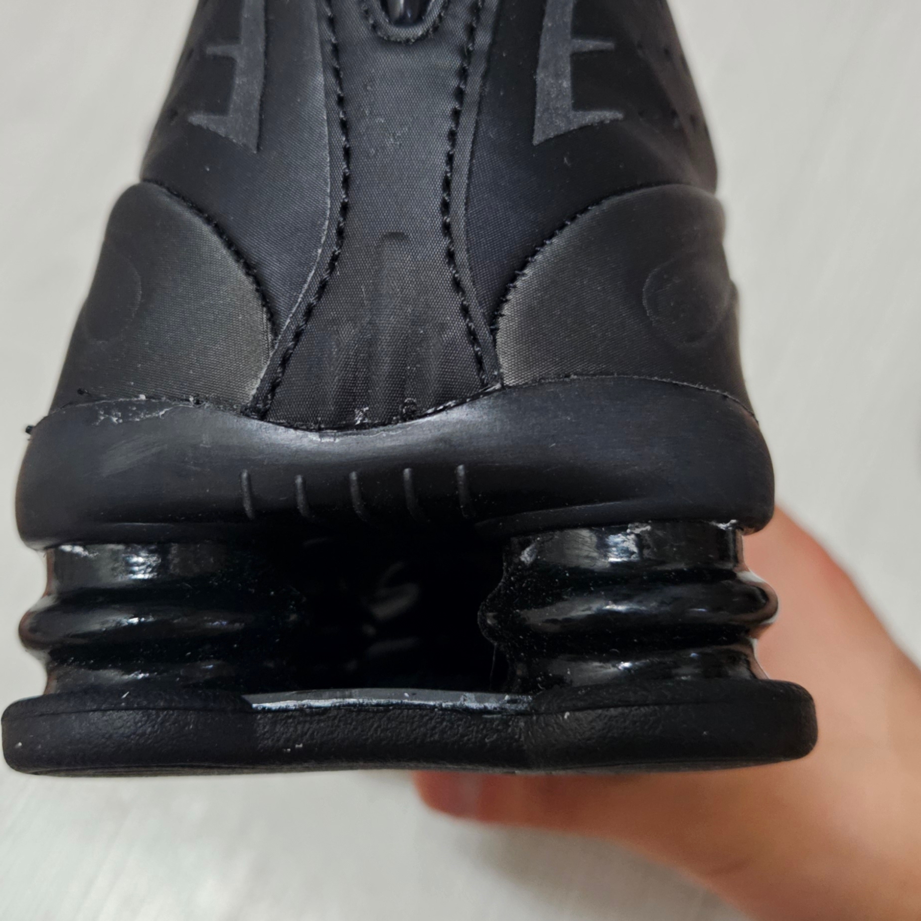 Nike Shox R4 Black Bright Crimson 착용 스타일 - 10