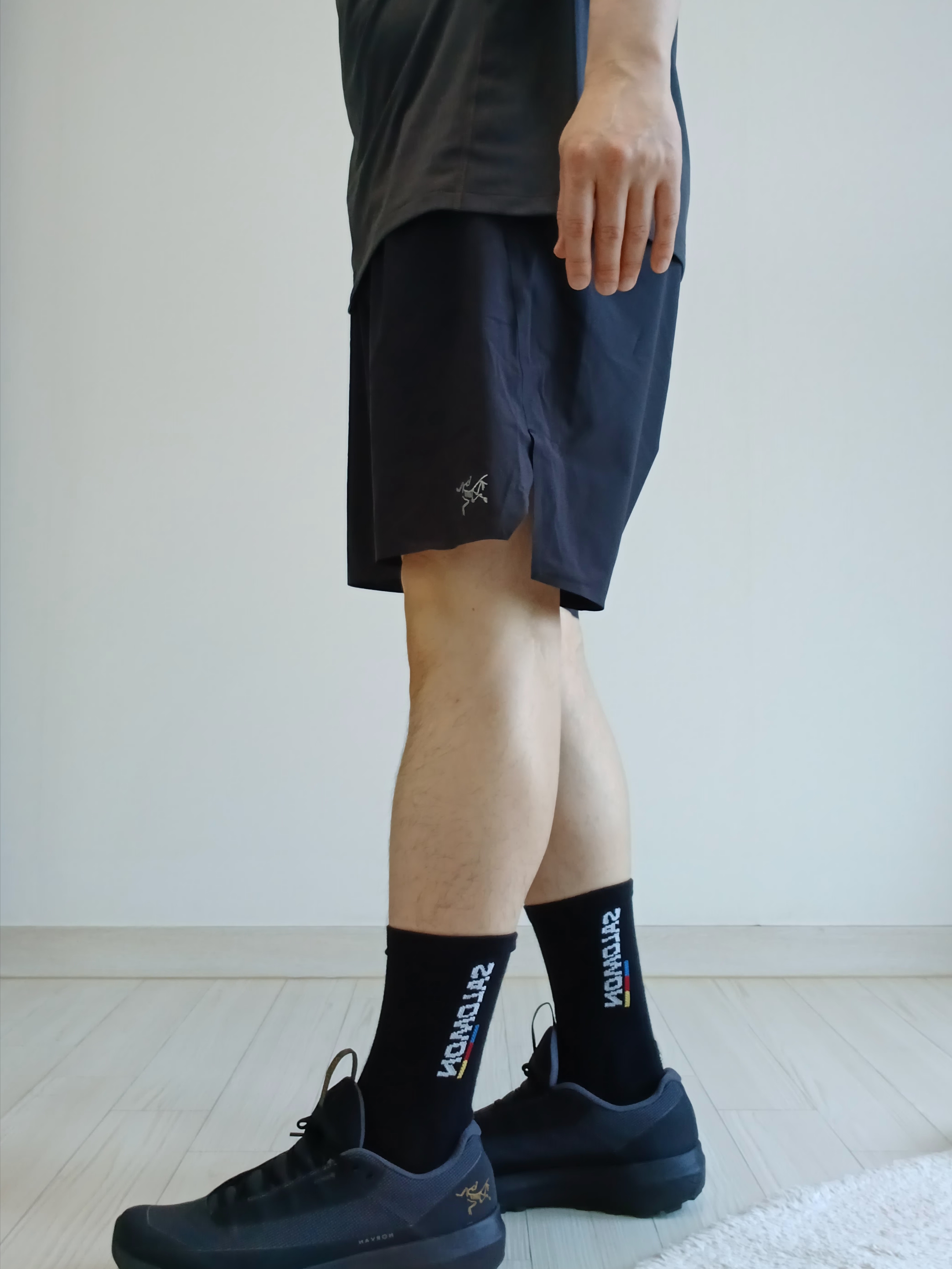 Arc'teryx Motus Arcword Crew SS T-Shirt Black Heather, Arc'teryx Norvan Liner 7 Inch Shorts Black 착용 스타일 - 3