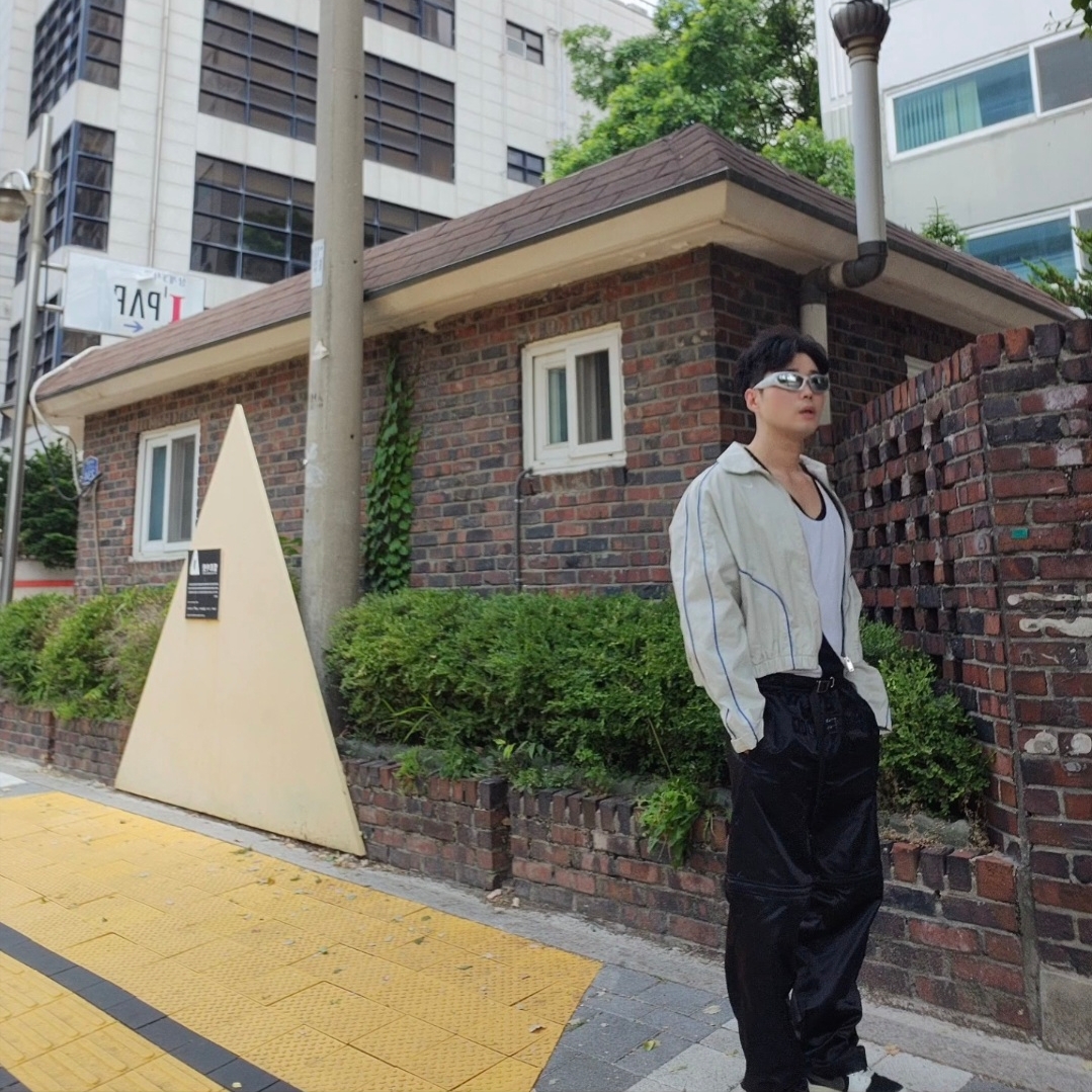 Balenciaga Swift Oval Sunglasses Silver, Jordan 1 x Travis Scott Retro Low OG SP Reverse Olive 착용 스타일 - 2