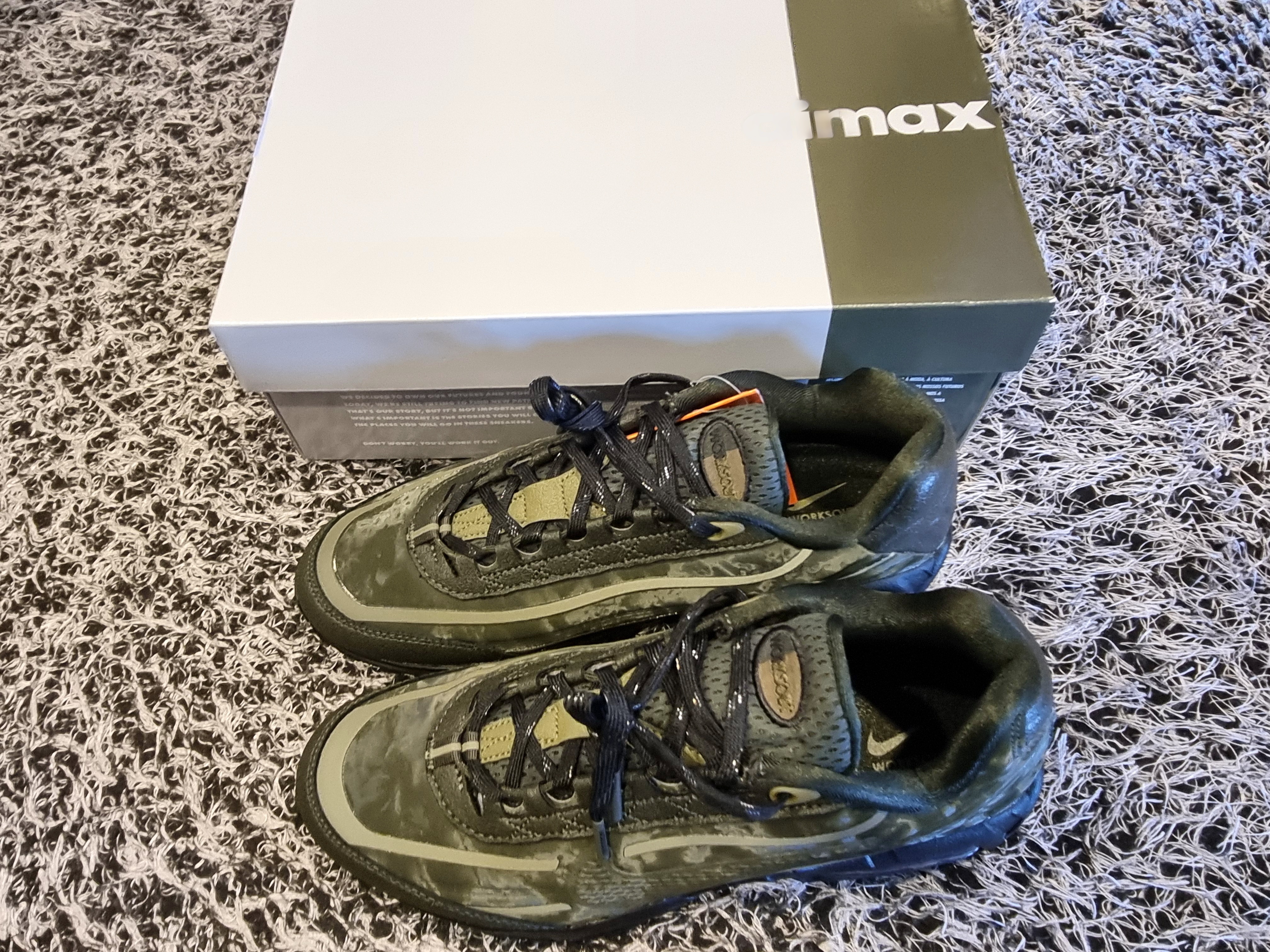 Nike x Worksout Air Max 95 Medium Olive and Sequoia 착용 스타일 - 7