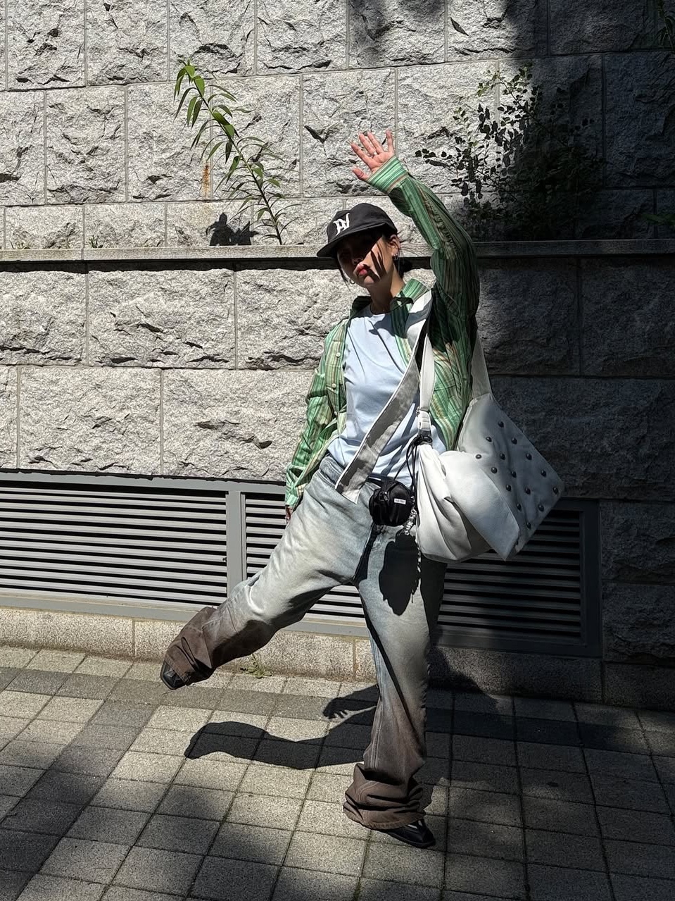 GRAILZ Washed Flare Denim Pants Blue 착용 스타일 - 3