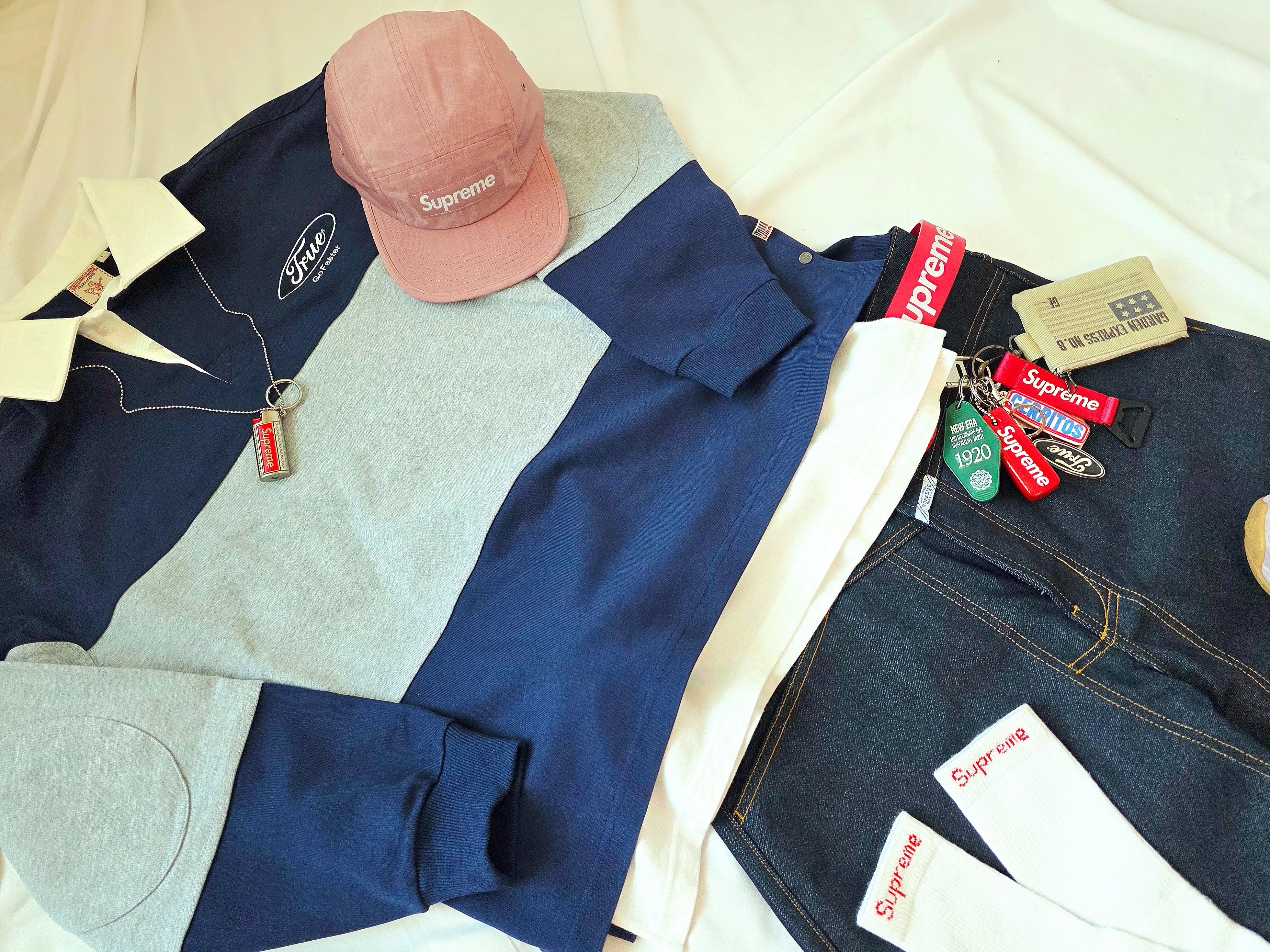 Supreme Hanes Crew Socks White (4 Pack), Supreme Metal Lighter Holster - 19SS 착용 스타일 - 5