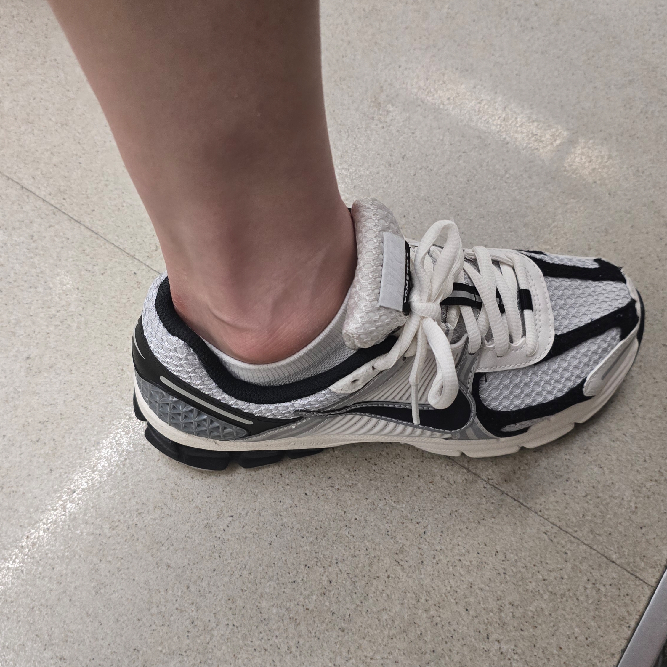 (W) Nike Zoom Vomero 5 Photon Dust Phantom 착용 스타일 - 2