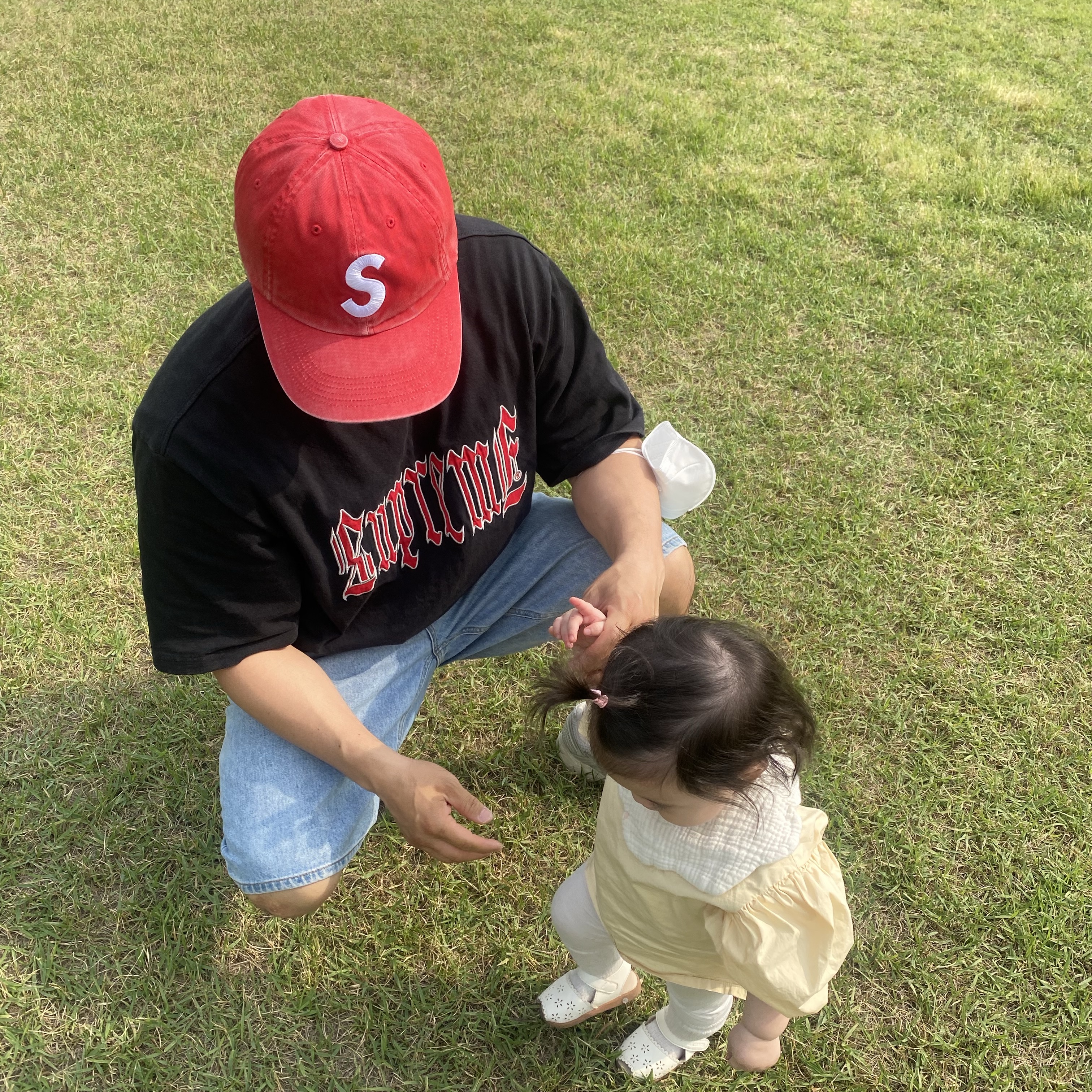Supreme Pigment Coated S Logo 6-Panel Red - 25SS, Supreme Old English S/S Top Black - 24SS 착용 스타일