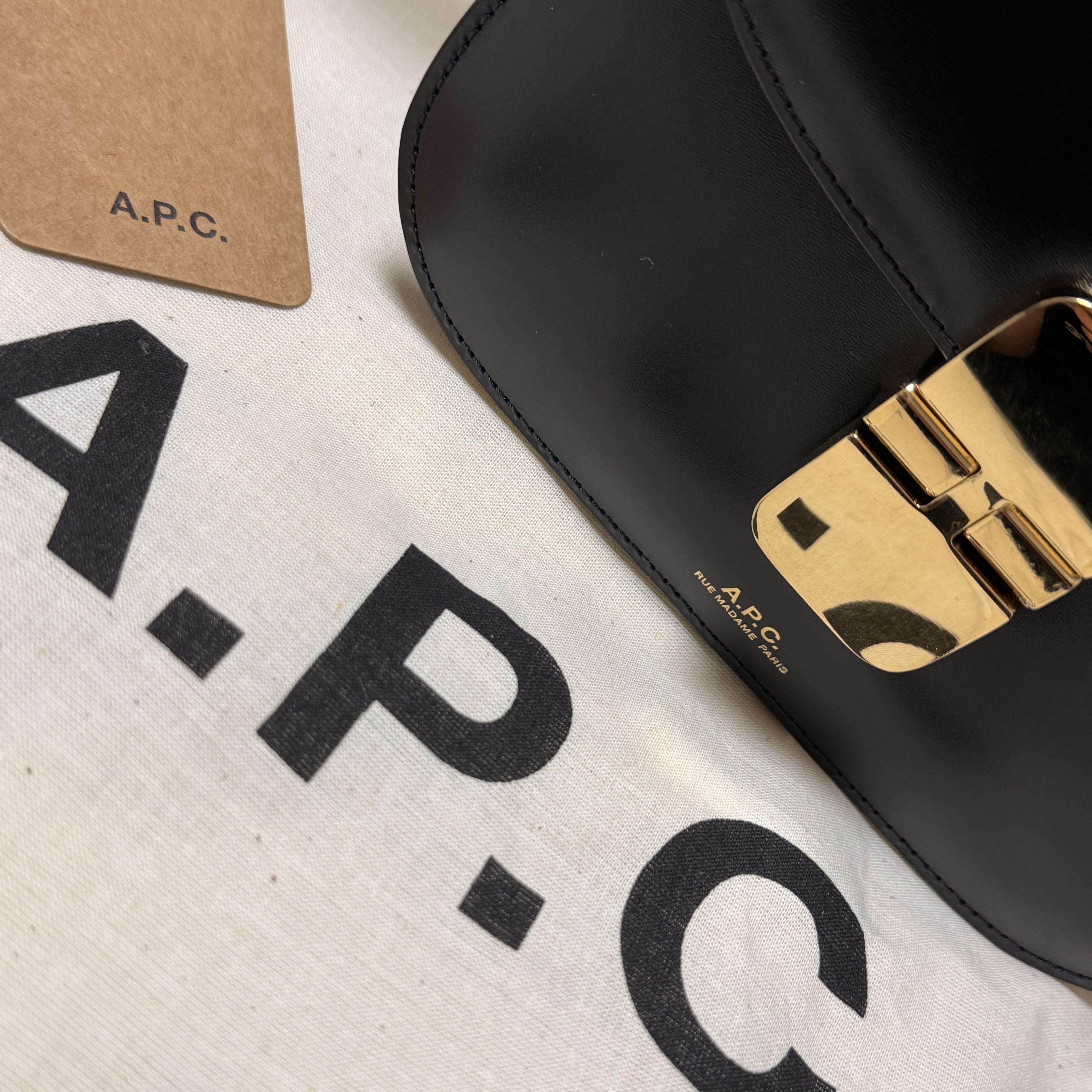 A.P.C. Grace Mini Bag Black 착용 스타일 - 3