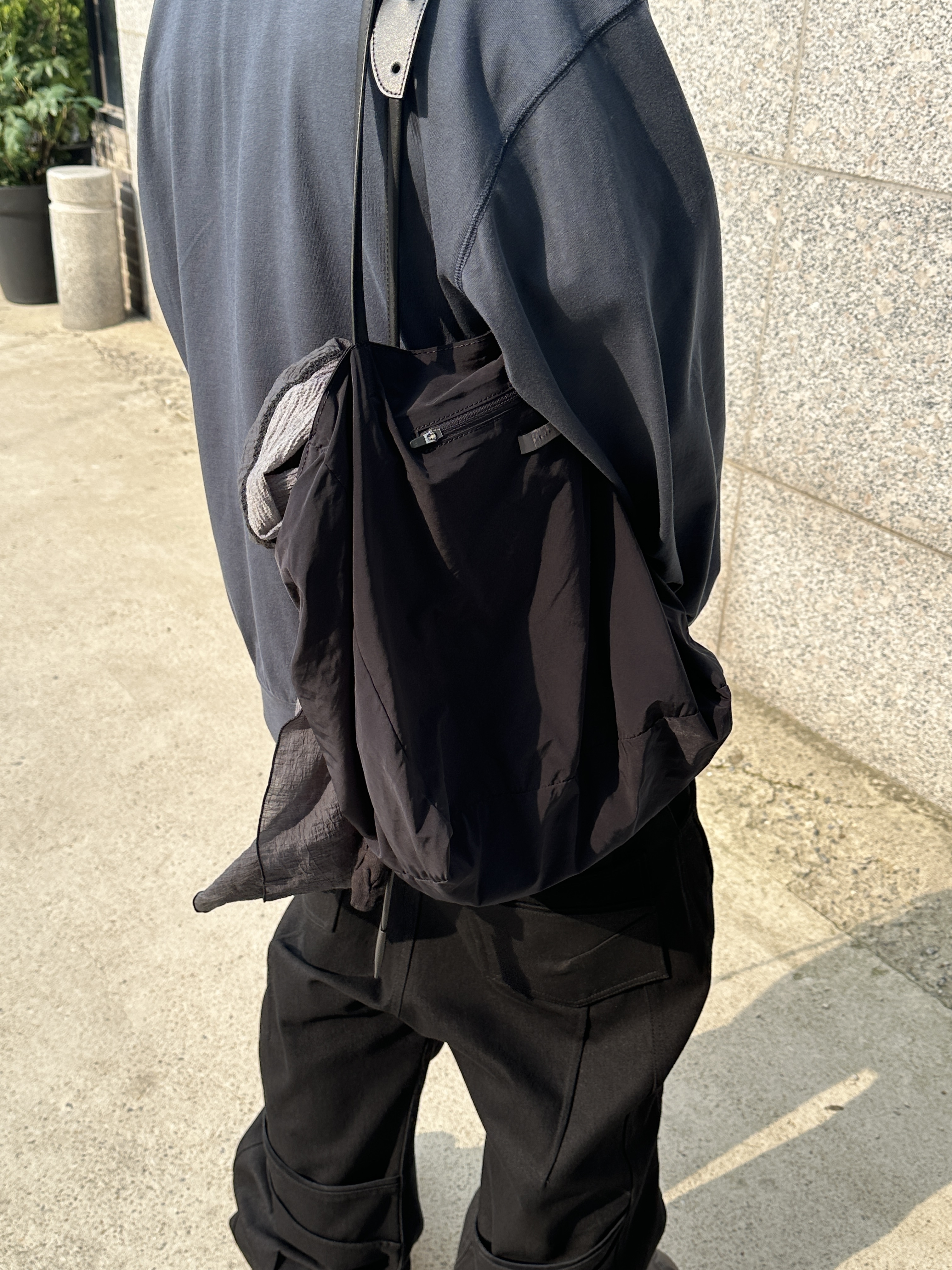 Xlim Xldia 01 Scarf Charcoal, Xlim Synopsis 01 Bag Black 착용 스타일 - 3