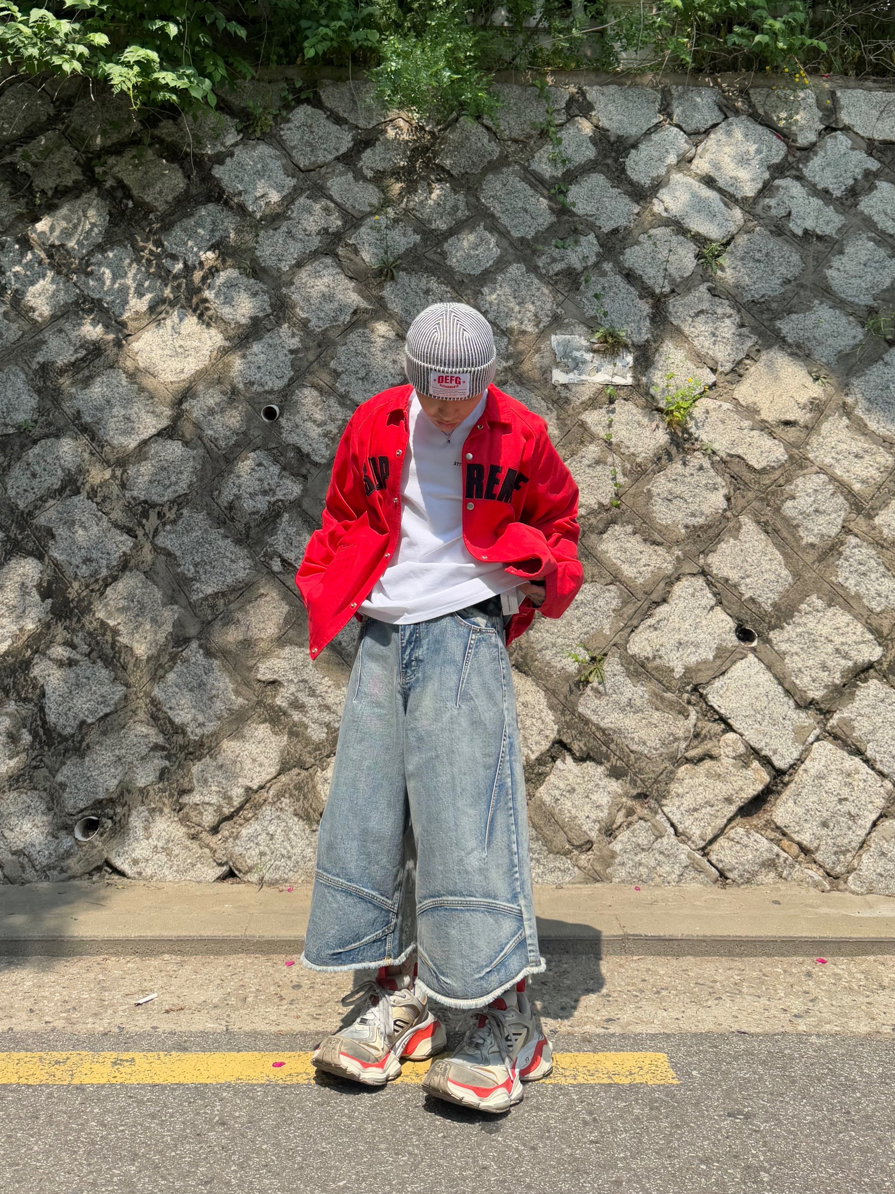 Balenciaga Cargo Sneakers Beige Grey Red 착용 스타일 - 5