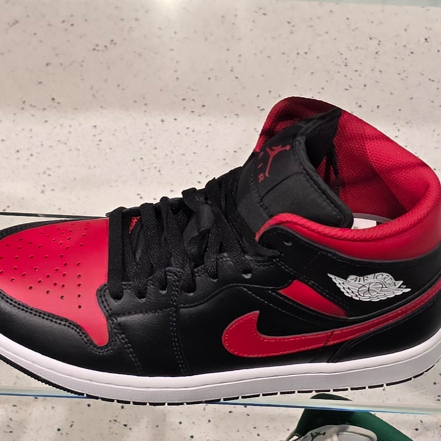 Jordan 1 Mid Black Varsity Red 착용 스타일