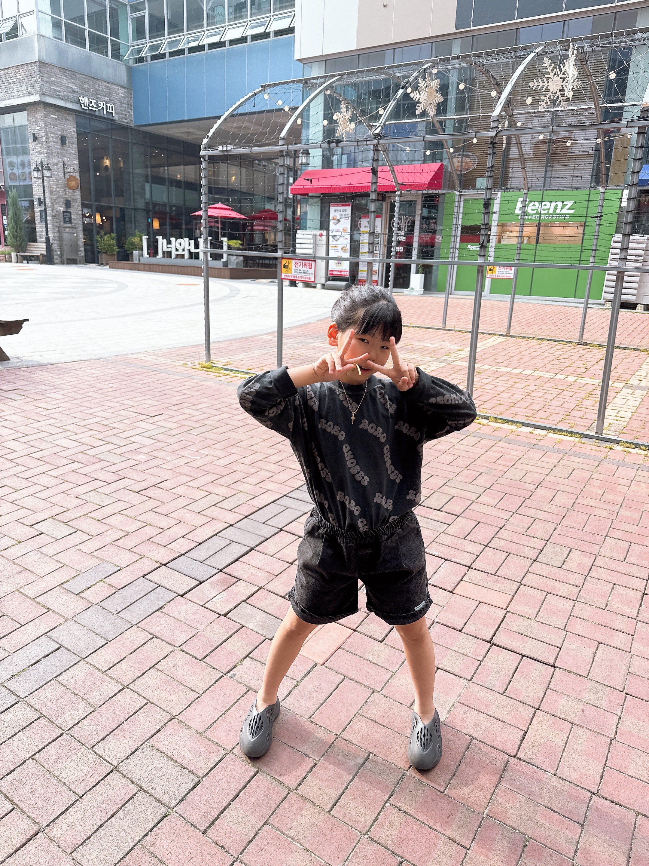 (Kids) Adidas Yeezy Foam RNNR Onyx, (Kids) Bobo Choses Denim Bermuda Short Pants Black 착용 스타일