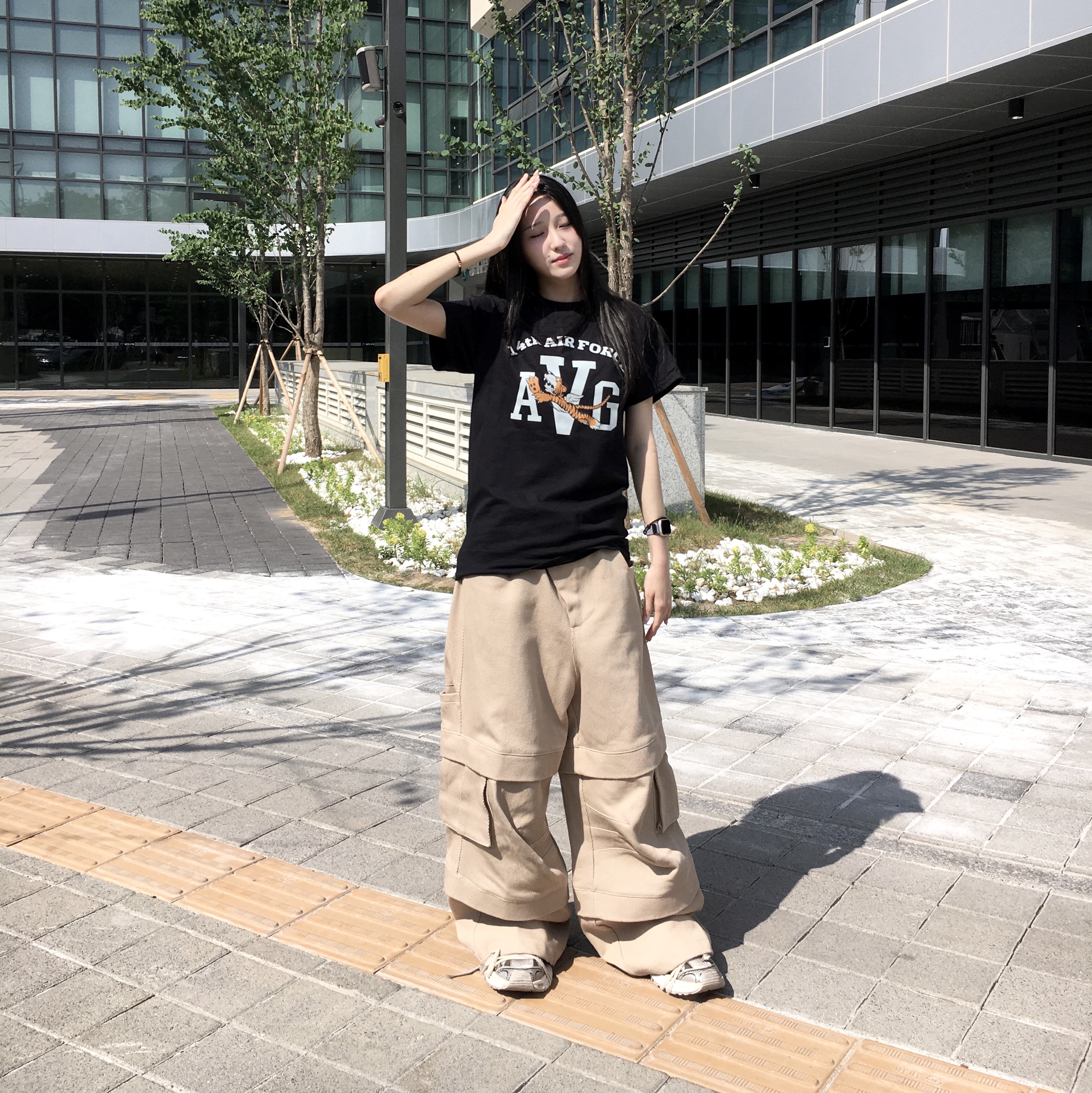 Balenciaga 3XL Sneakers Beige, Gildan X American Collection AVG TIGER T-Shirt Black 착용 스타일 - 1
