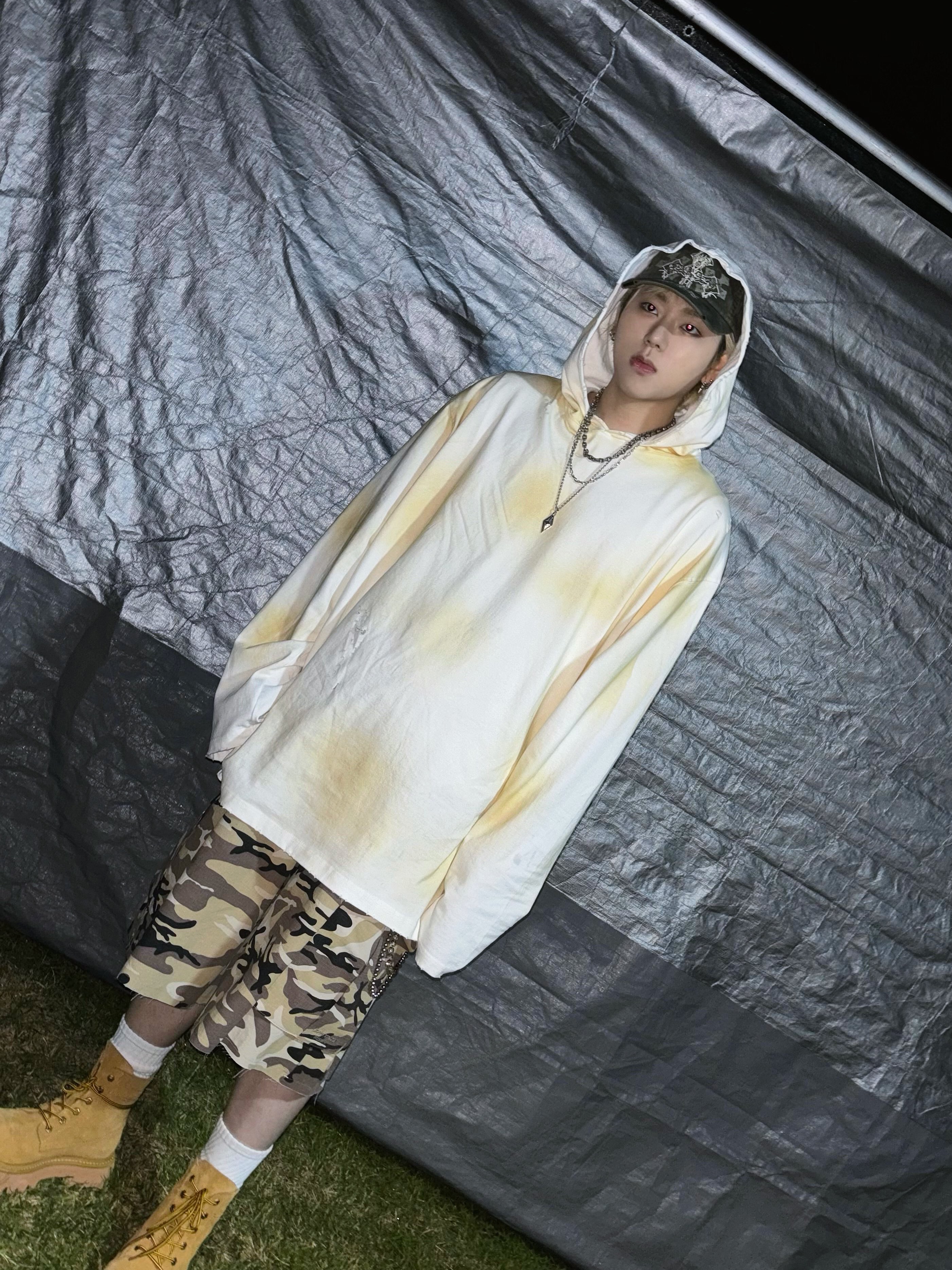 Undermycar Mu.45 Anti Fxxking Logo Play Big Cargo Rip-Camo Shorts Camo Beige, Undermycar Mu.46 Anti Fxxking Logo Play Big Cargo Rip-Camo Shorts Camo Gray 착용 스타일