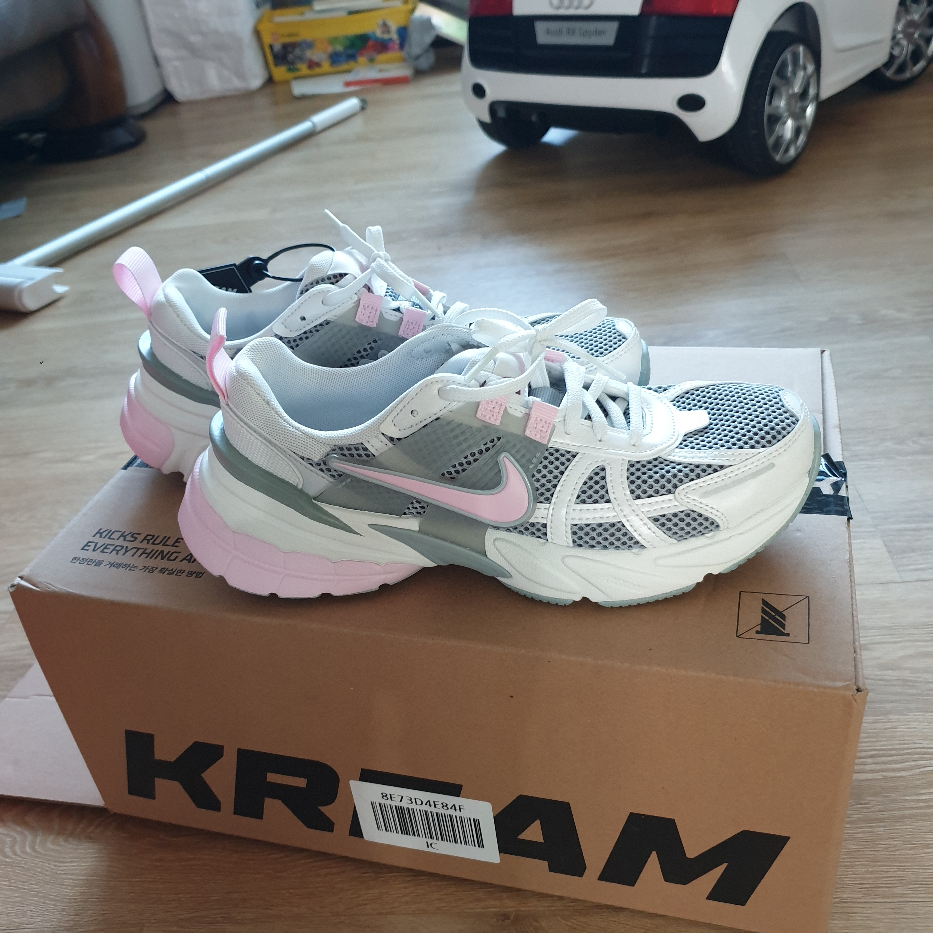 (W) Nike V2K Run Light Pumice Photon Dust 착용 스타일