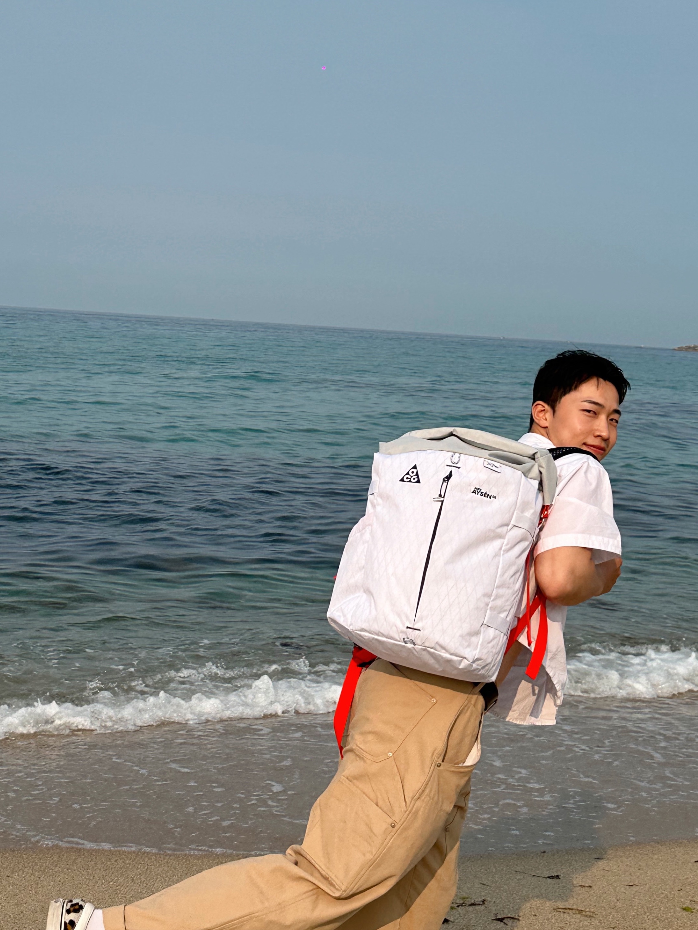 Nike ACG Aisen Daypack 32L White, Vans Era Leopard True White 착용 스타일 - 3