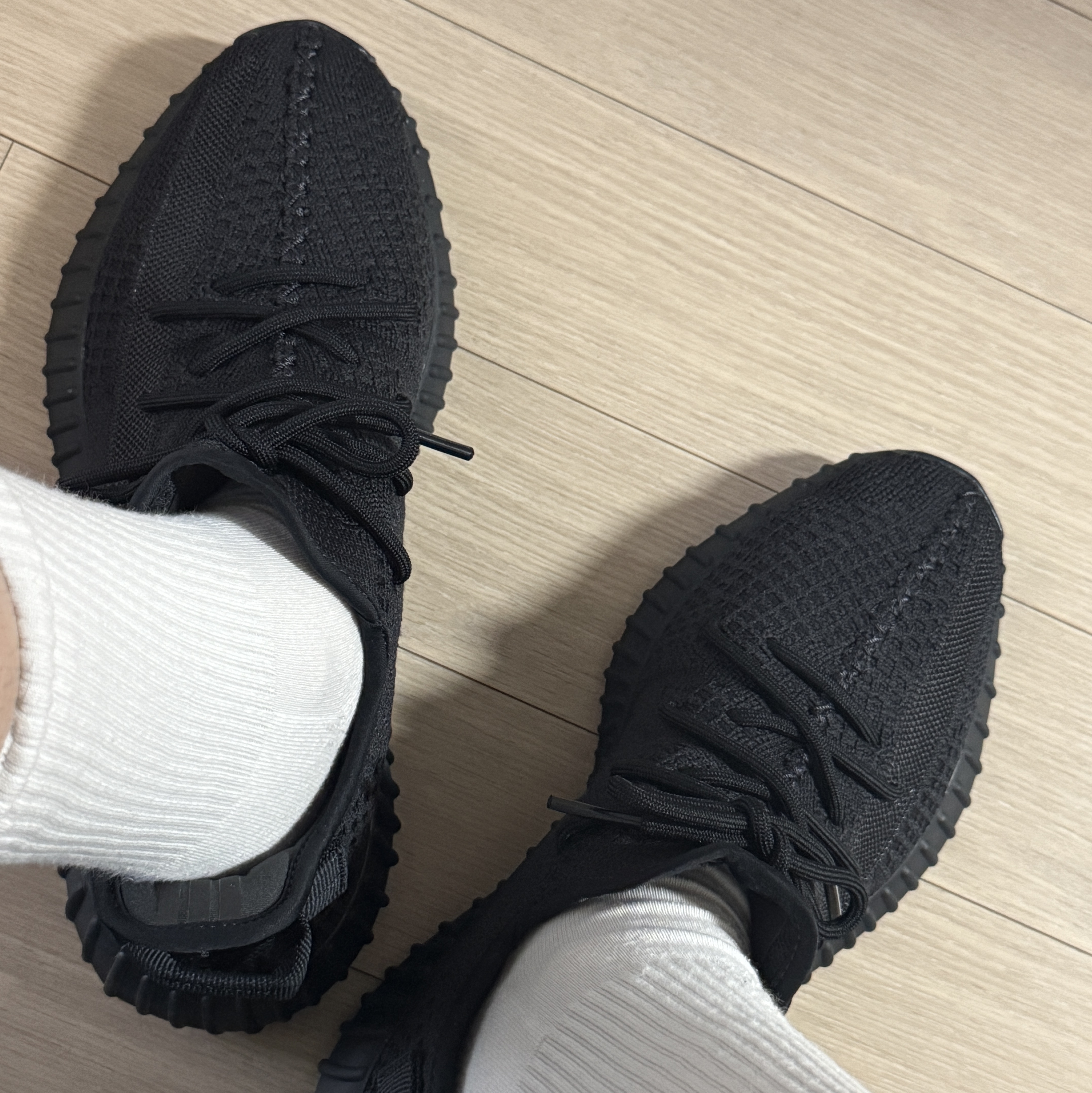 Adidas Yeezy Boost 350 V2 Onyx 착용 스타일