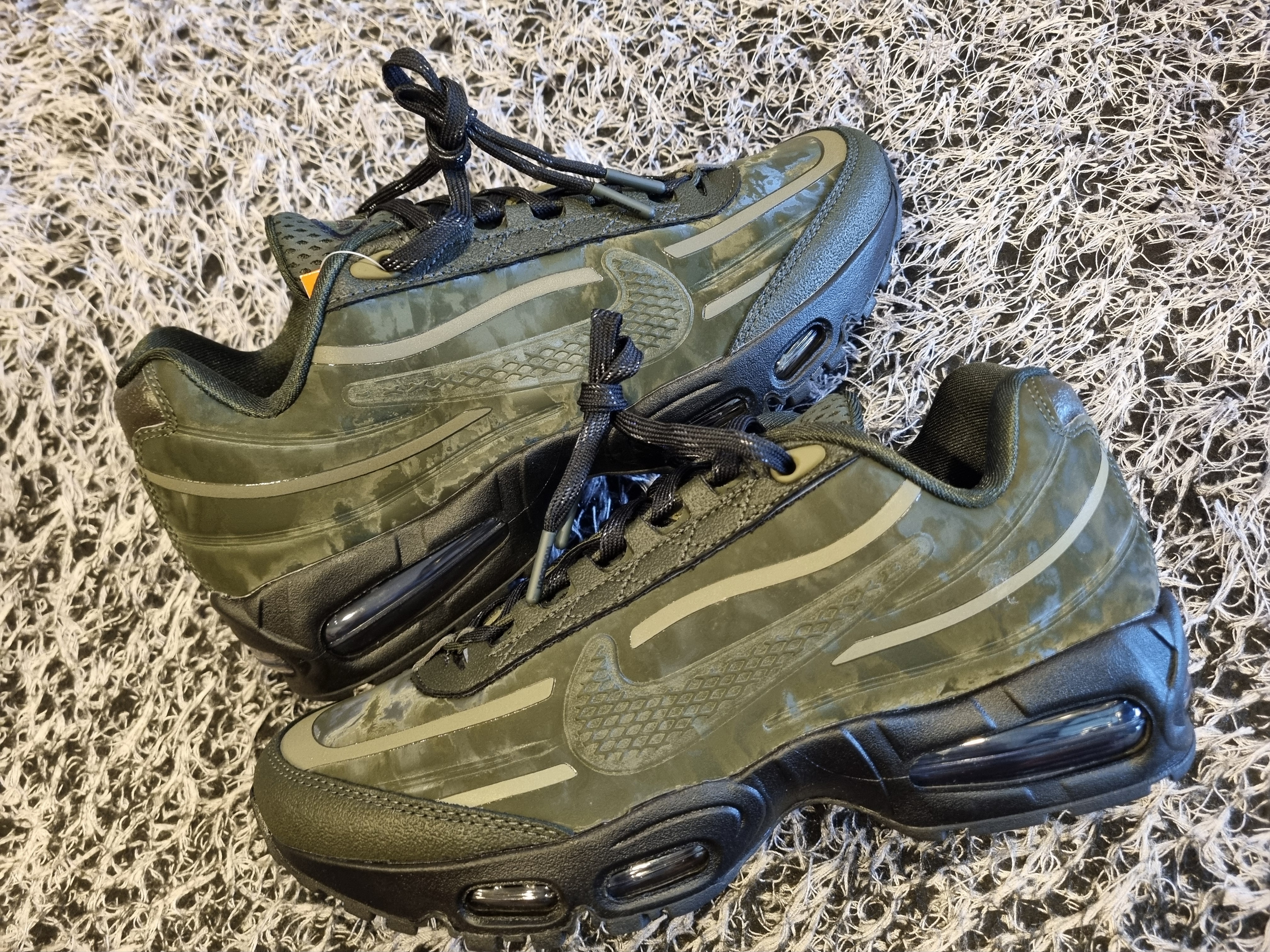 Nike x Worksout Air Max 95 Medium Olive and Sequoia 착용 스타일 - 2