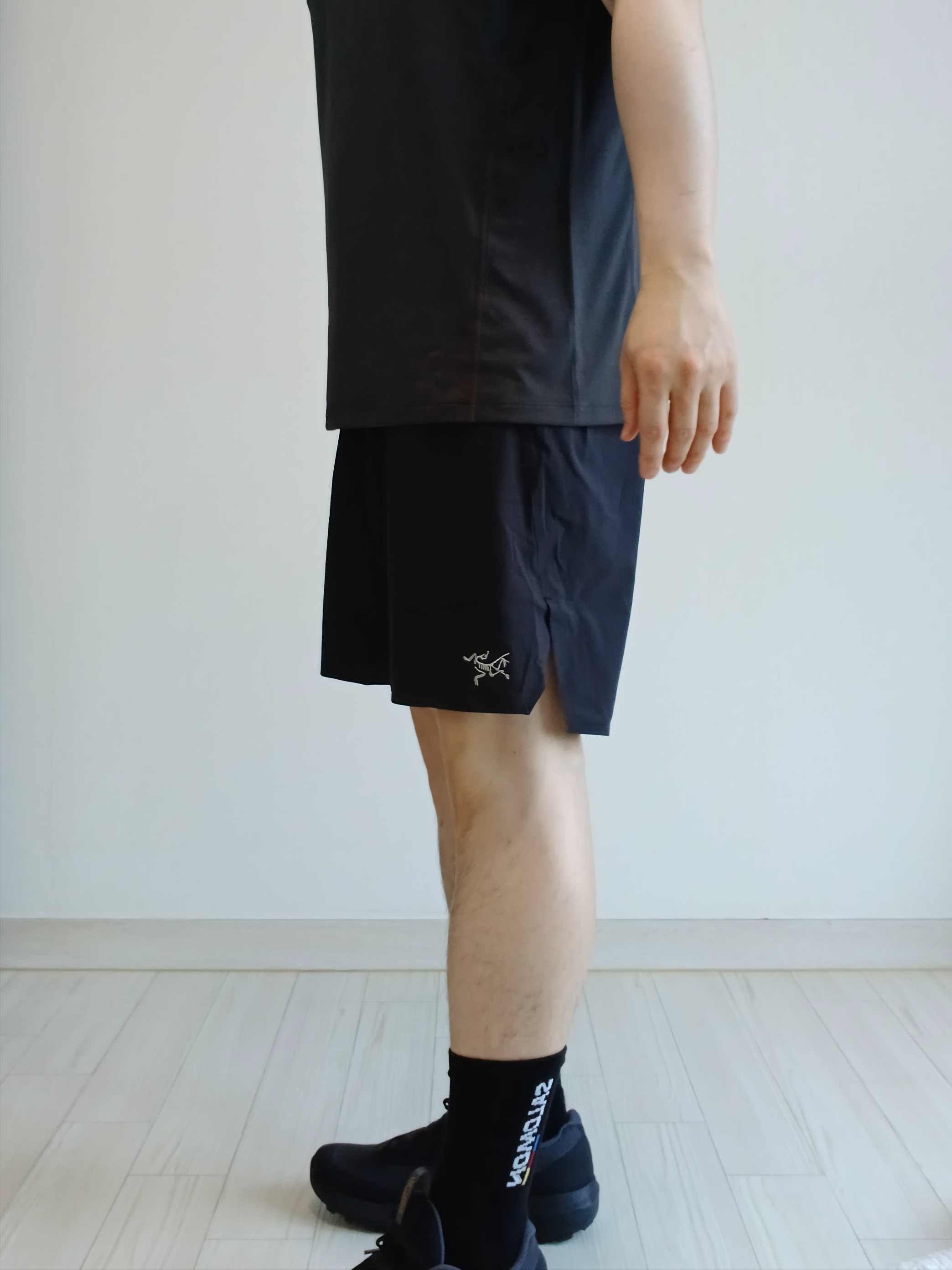 Arc'teryx Motus Arcword Crew SS T-Shirt Black Heather, Arc'teryx Norvan Liner 7 Inch Shorts Black 착용 스타일 - 2