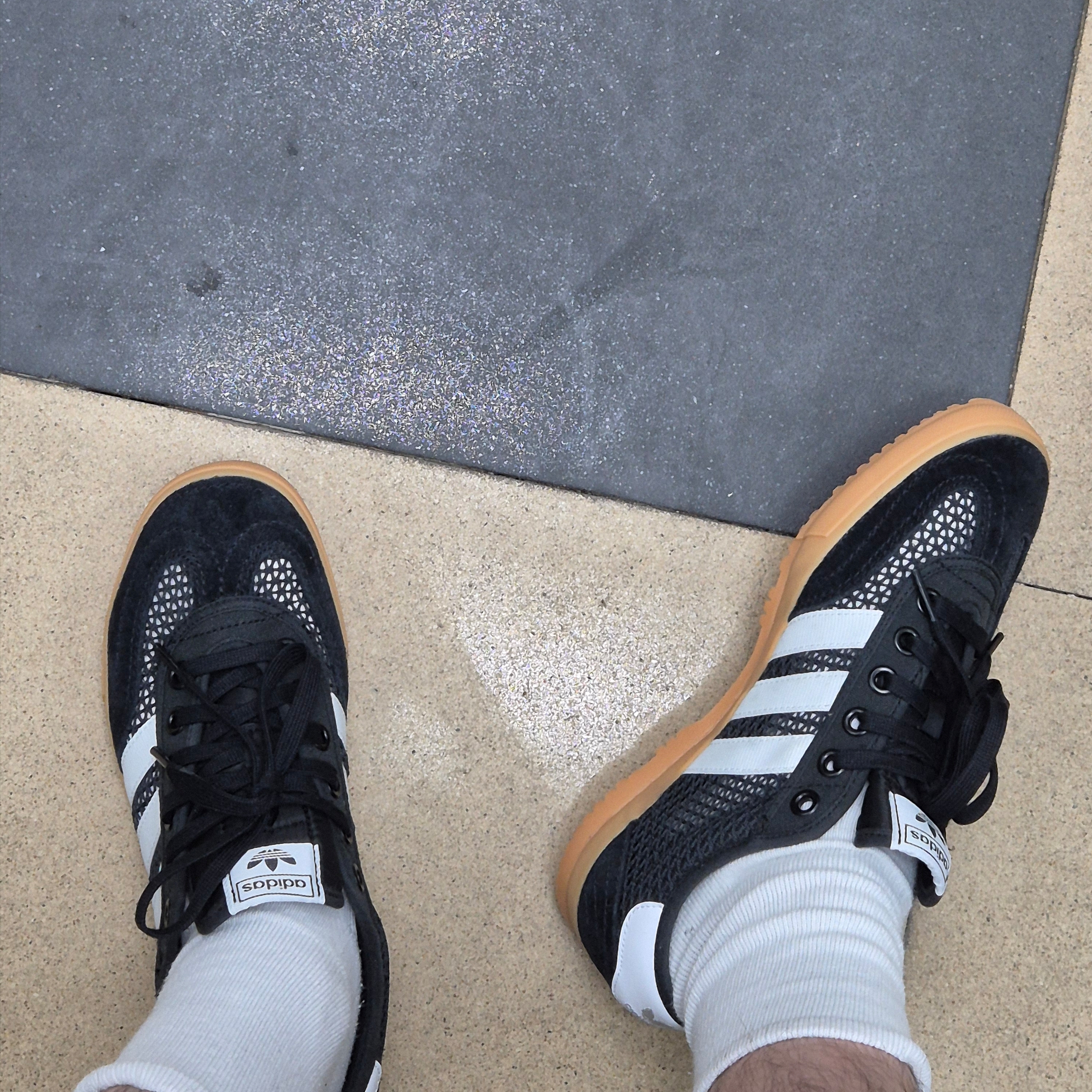 (W) Adidas Tischtennis Core Black Cloud White 착용 스타일