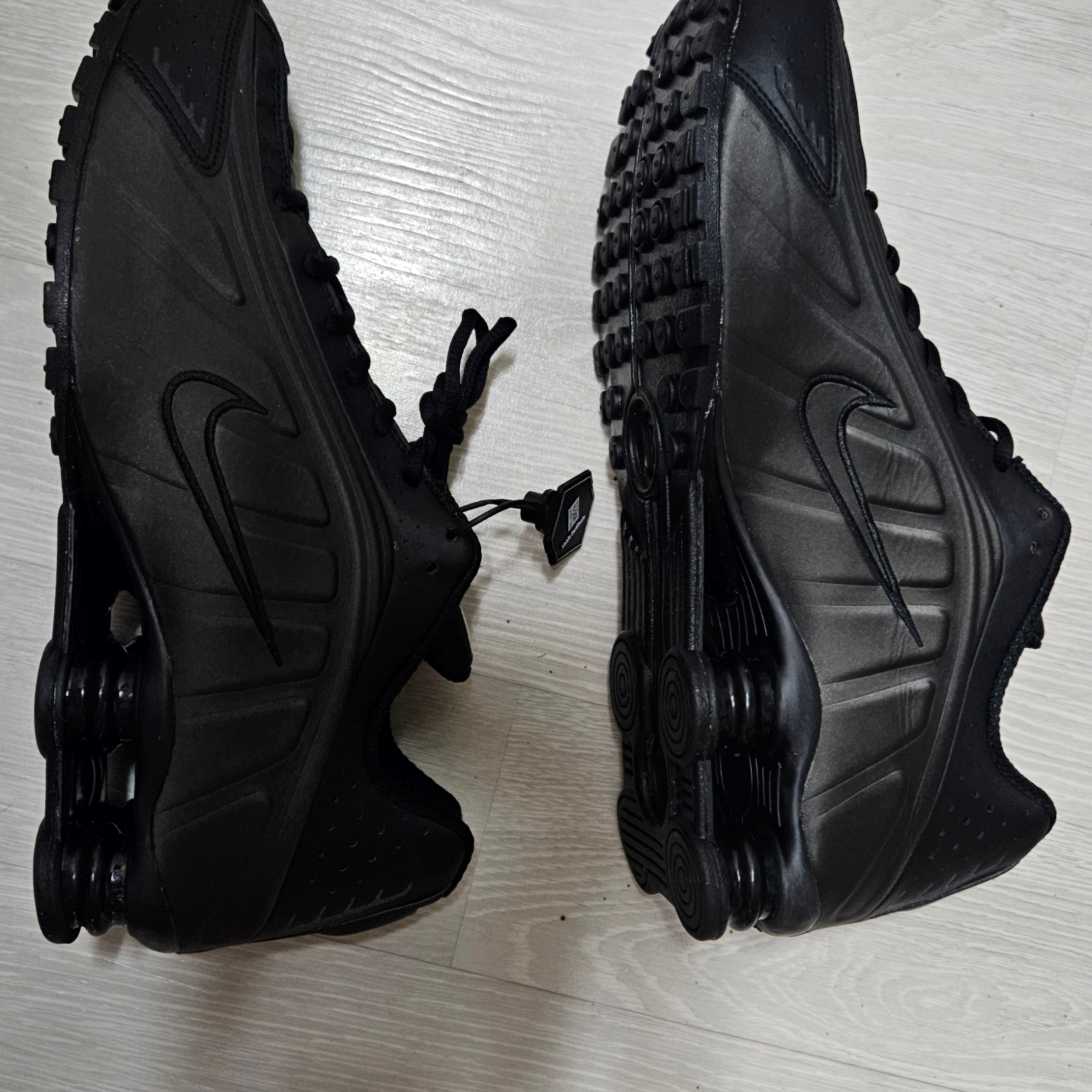 Nike Shox R4 Black Bright Crimson 착용 스타일 - 1