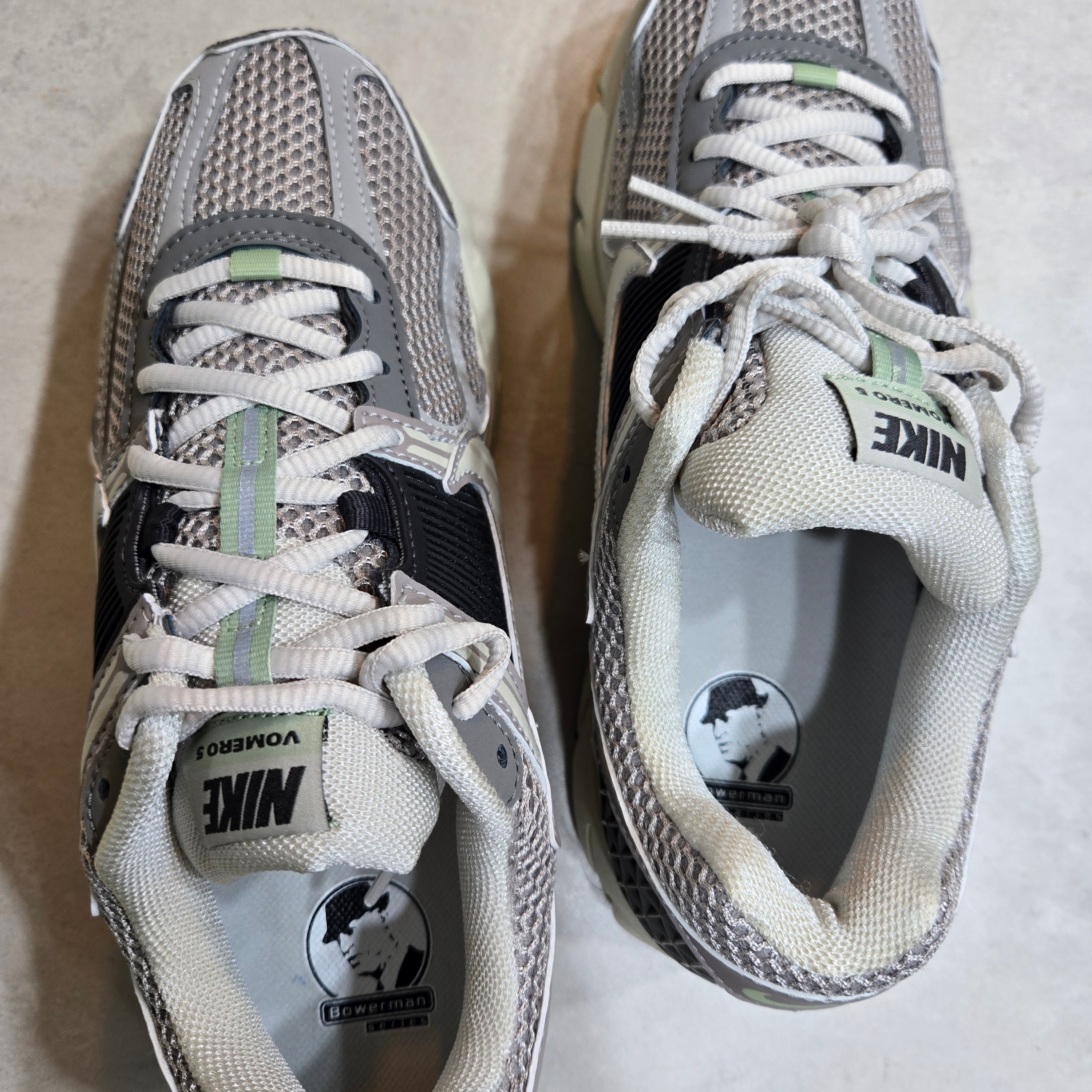 (W) Nike Zoom Vomero 5 Cobblestone and Flat Pewter 착용 스타일