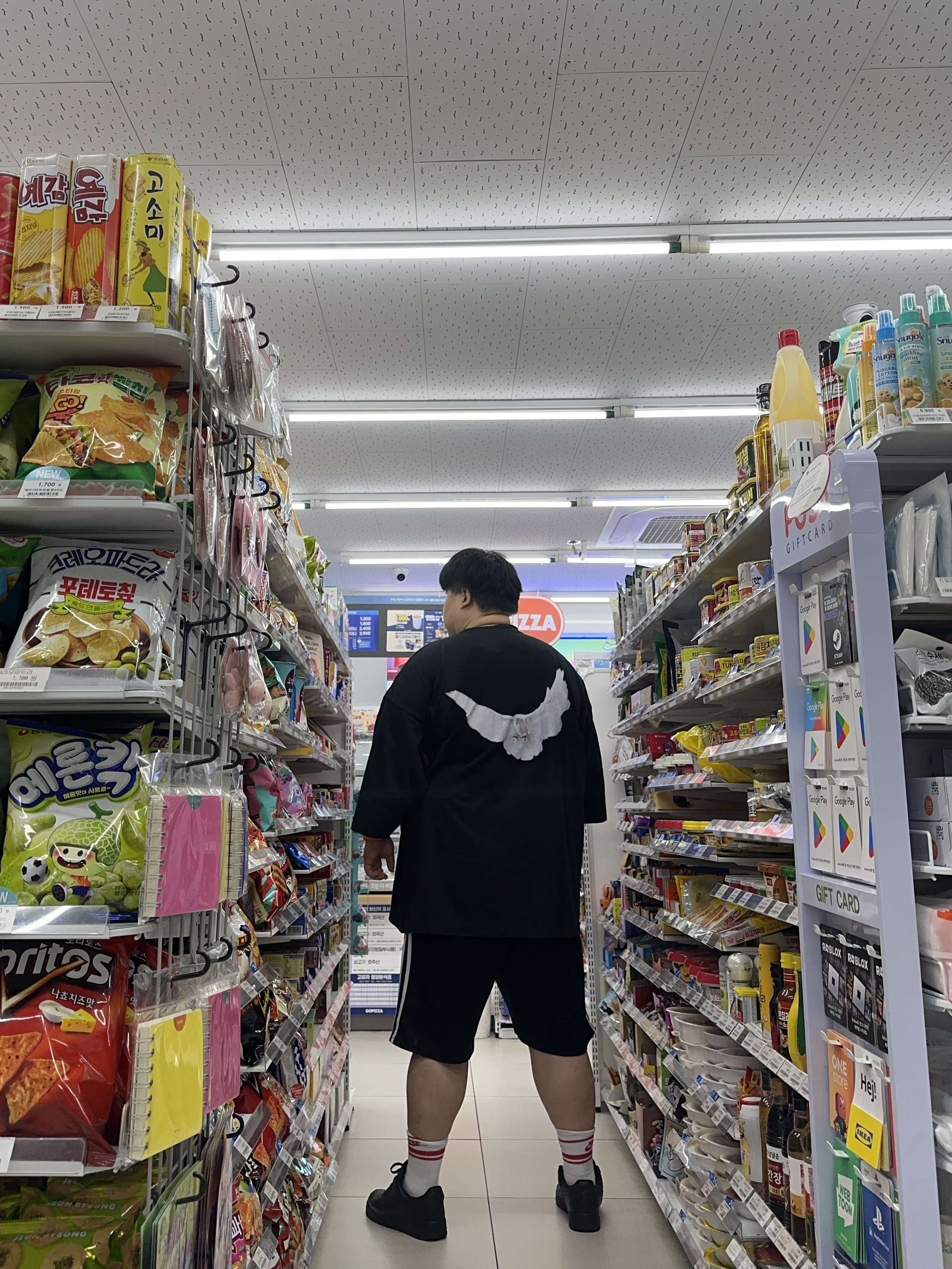 Yeezy Gap Engineered By Balenciaga Dove 3/4 Sleeve T-Shirt Black 착용 스타일
