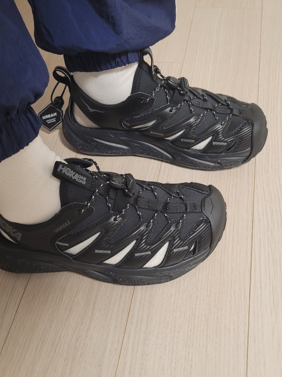 Hoka Hopara Black Castle Rock, Arc'teryx Heliad 12 Tote Black 착용 스타일 - 4