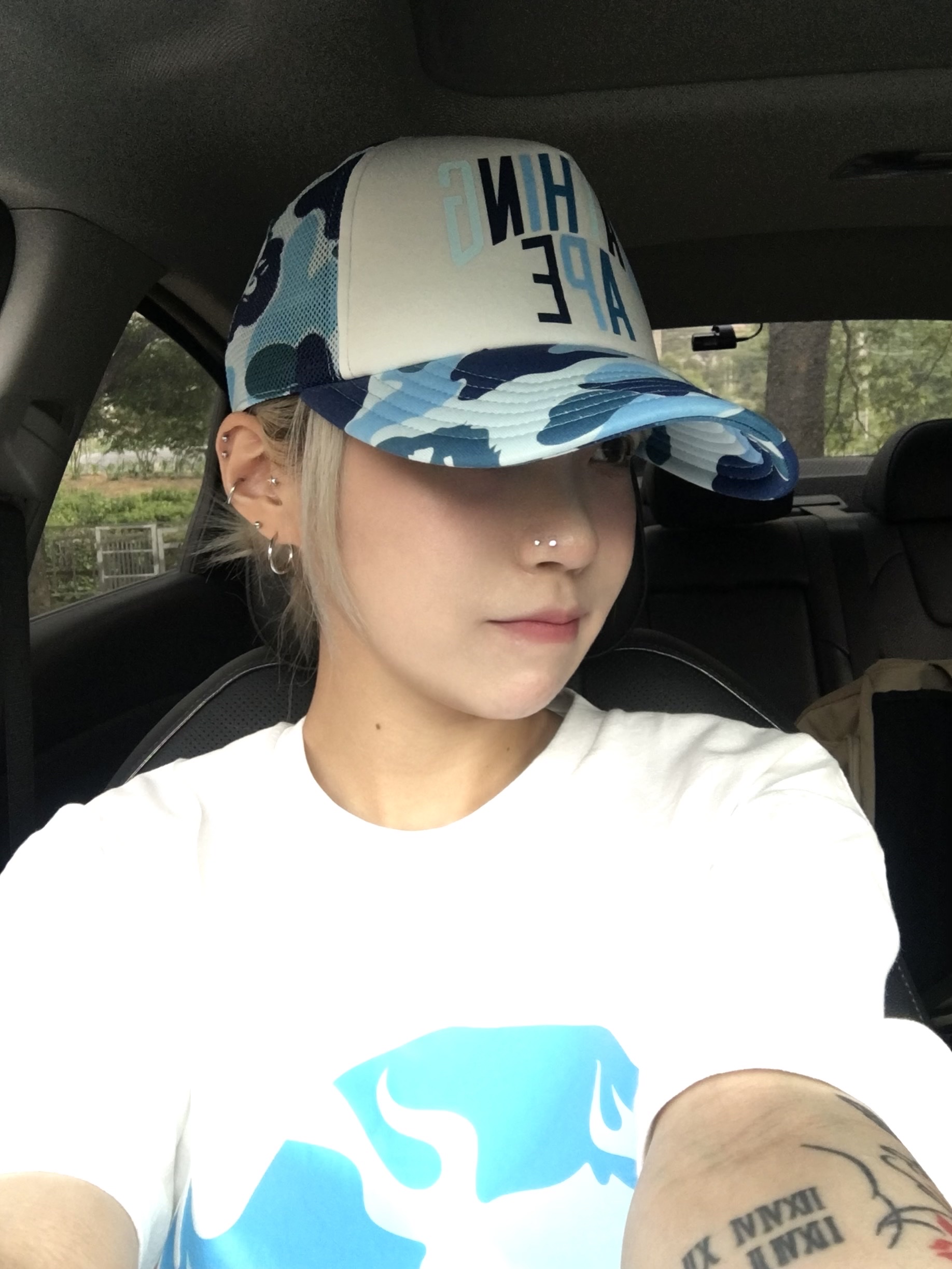 BAPE Flame Ape Head T-Shirt White Blue, BAPE ABC Camo NYC Logo Mesh Cap Blue 착용 스타일