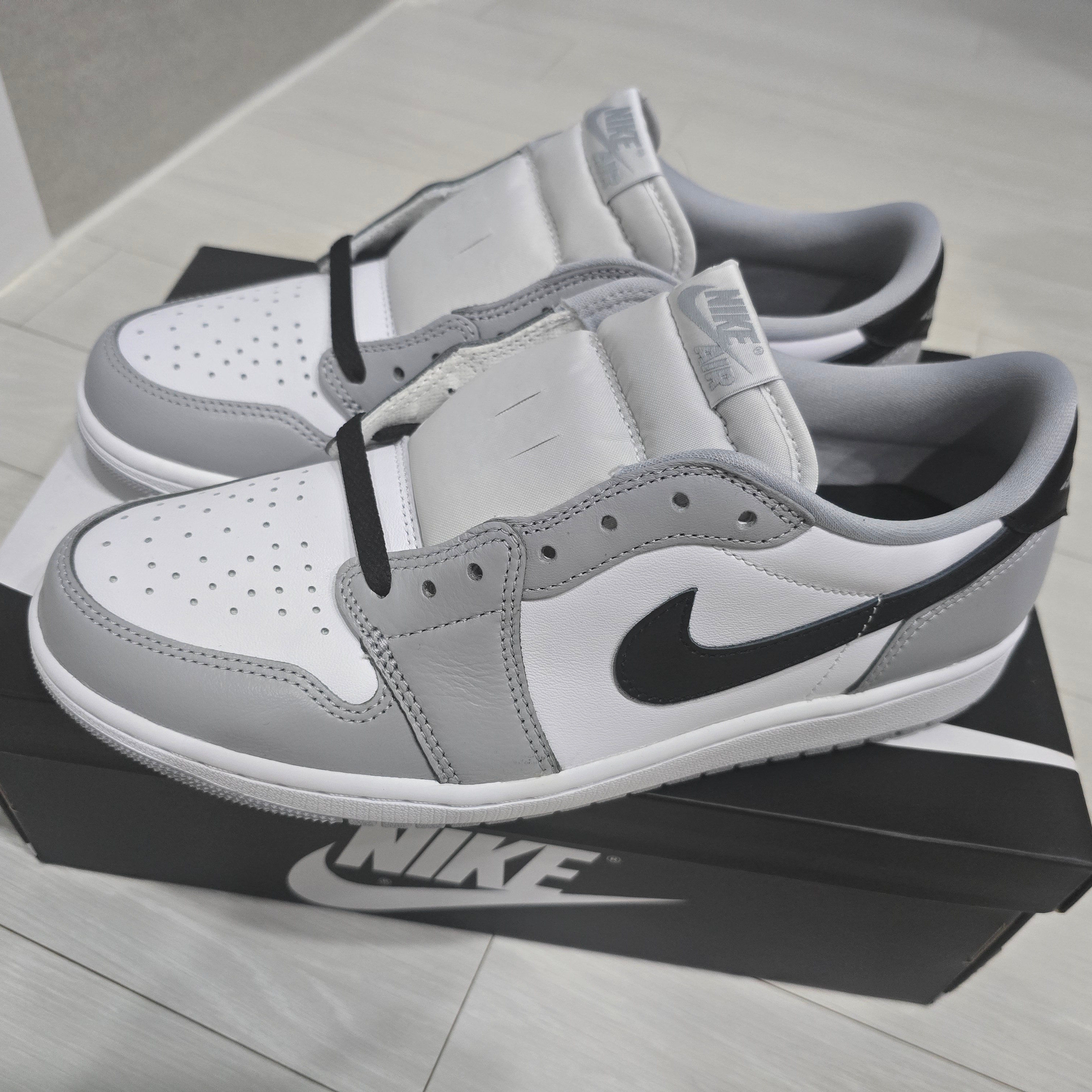 Jordan 1 Retro Low OG Wolf Grey and White 착용 스타일 - 1