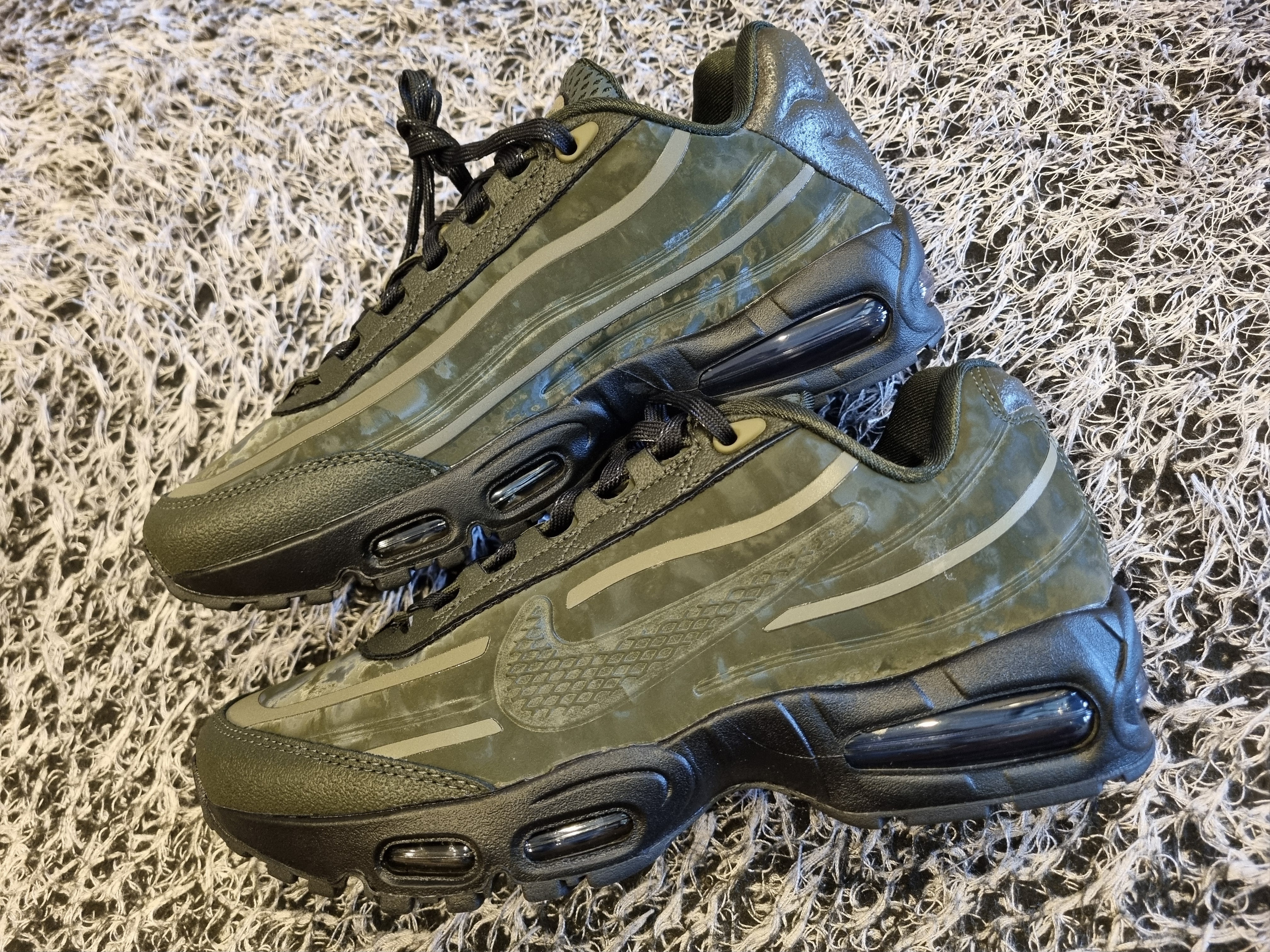 Nike x Worksout Air Max 95 Medium Olive and Sequoia 착용 스타일 - 3