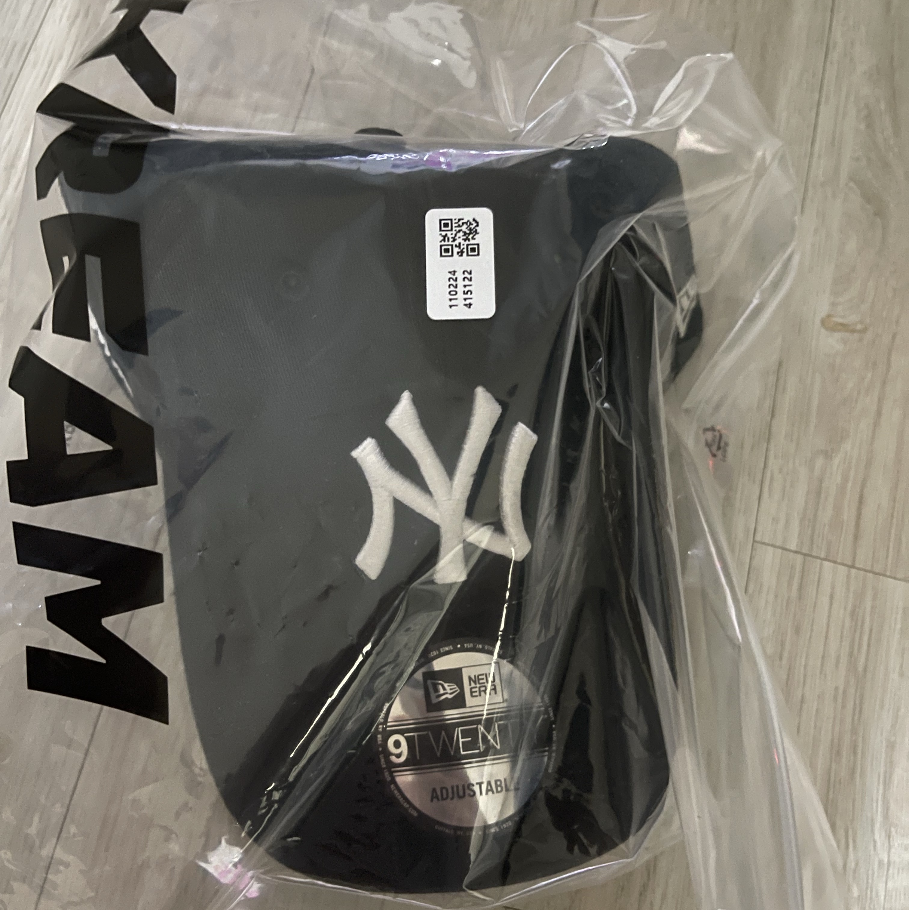 New Era x MoMA New York Yankees Cap Black 착용 스타일 - 2