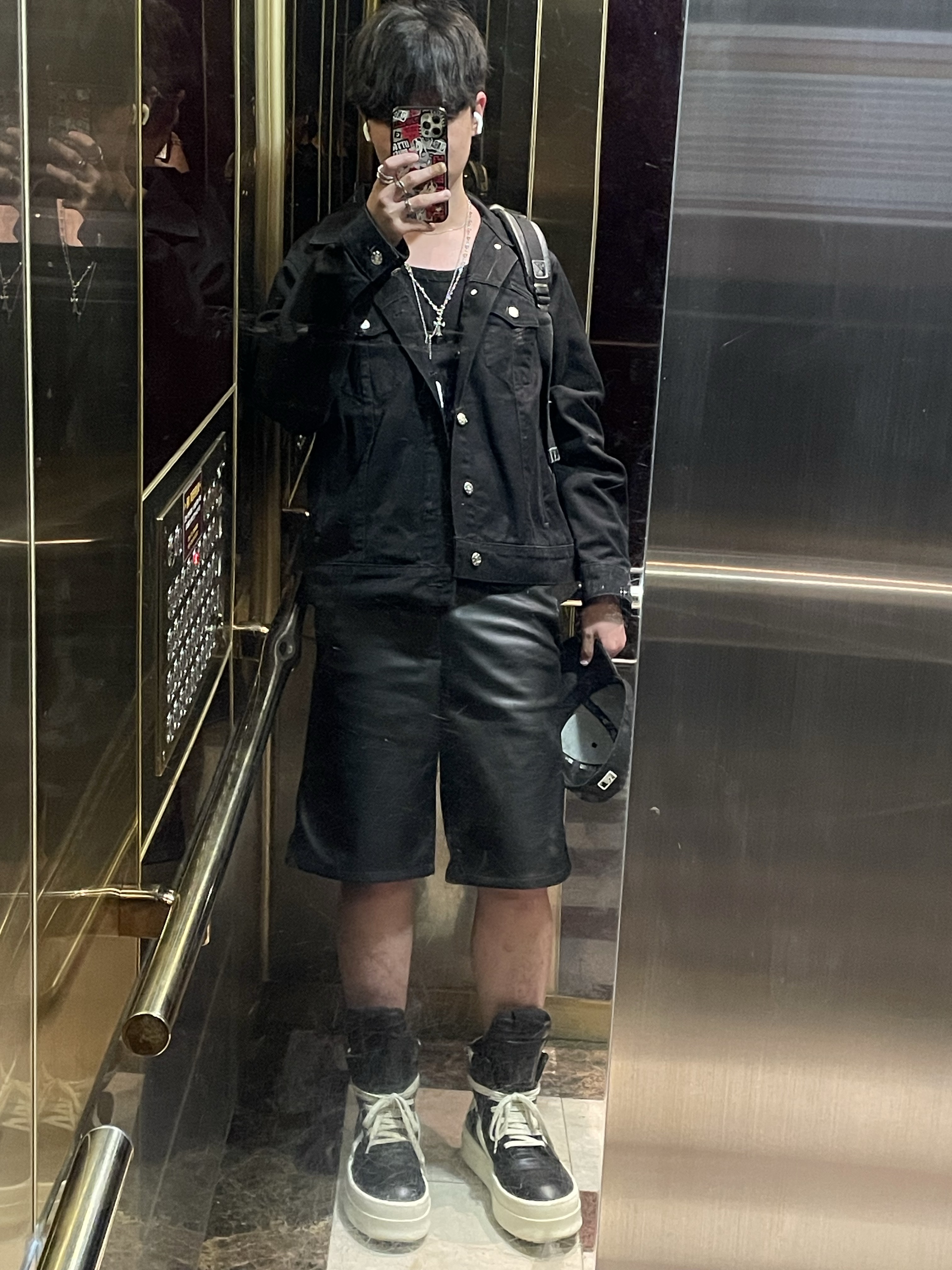 Corteiz C-Star Stitch Down Denim Jacket Black, Rick Owens Hollywood Mega Bumper Geobasket in Full Grain Calf Leather Black Milk 착용 스타일