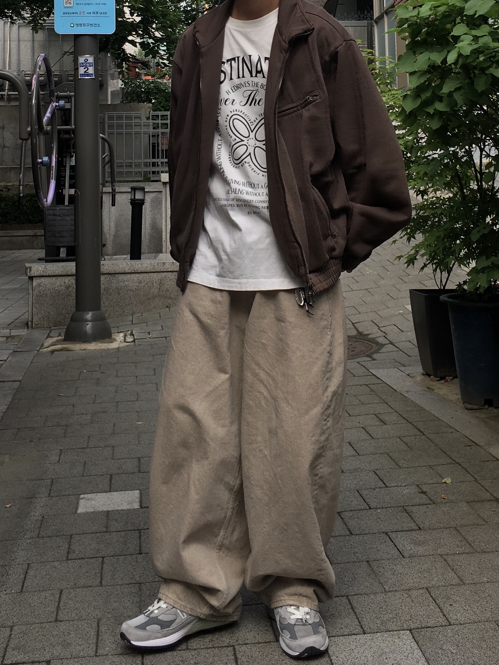noun Wide Curved Denim Pants Sand Beige, New Balance 992 Made in USA Core Grey Silver Metallic 착용 스타일 - 1
