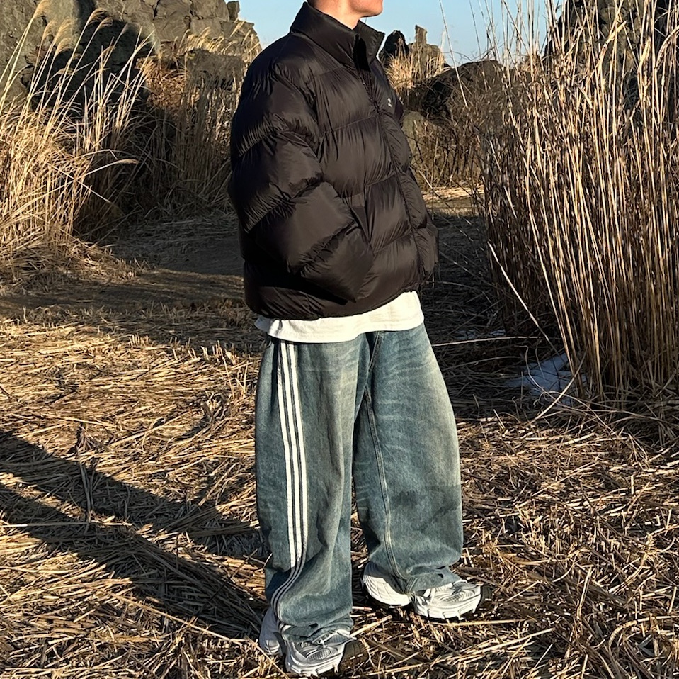 Balenciaga Skiwear 3B Sports Icon Ski Puffer Black, Balenciaga x Adidas Large Baggy Trousers Blue 착용 스타일 - 1