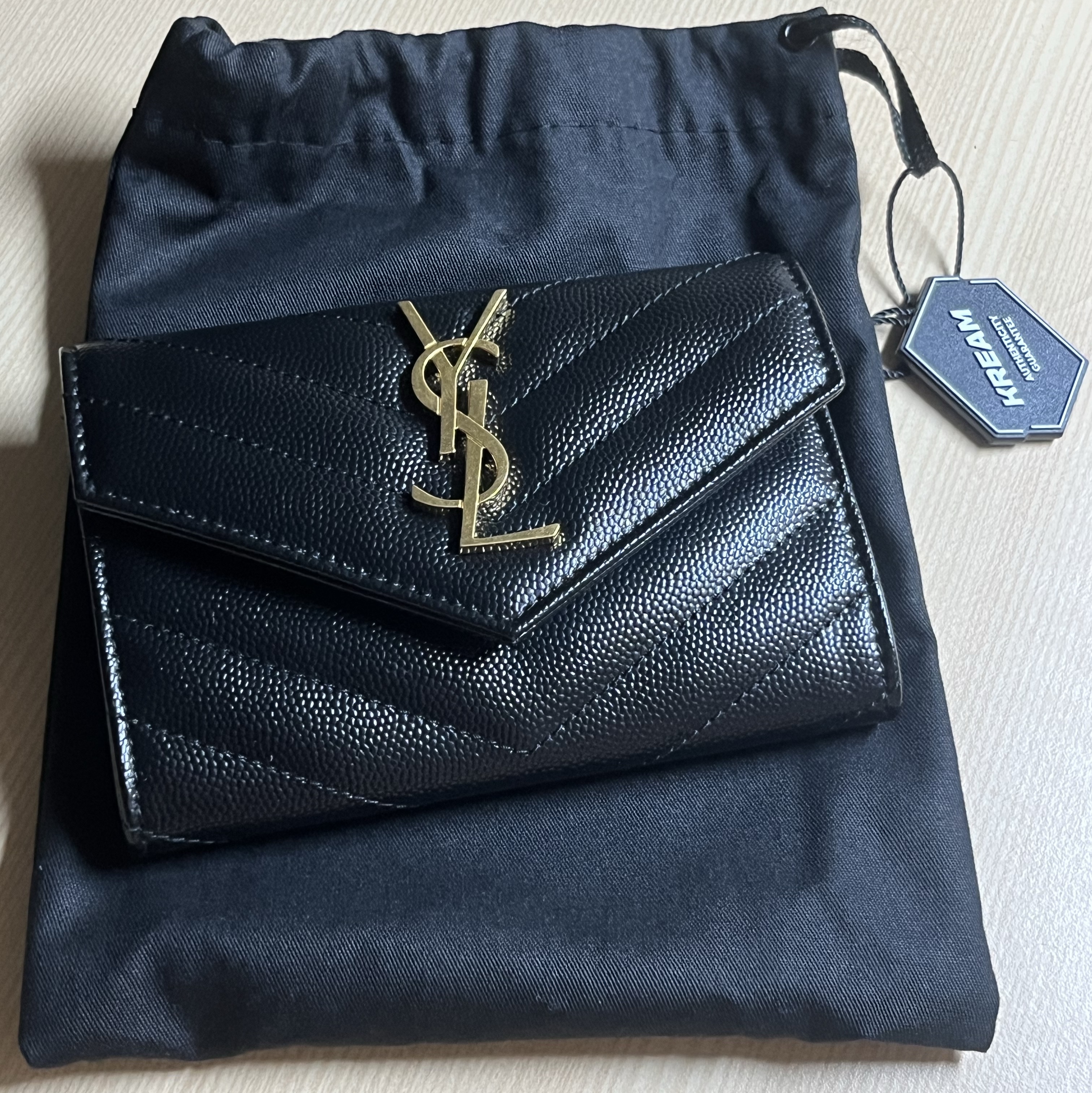 Saint Laurent Cassandre Matelasse Small Envelope Wallet in Grain de Poudre Embossed Leather Black Gold 착용 스타일