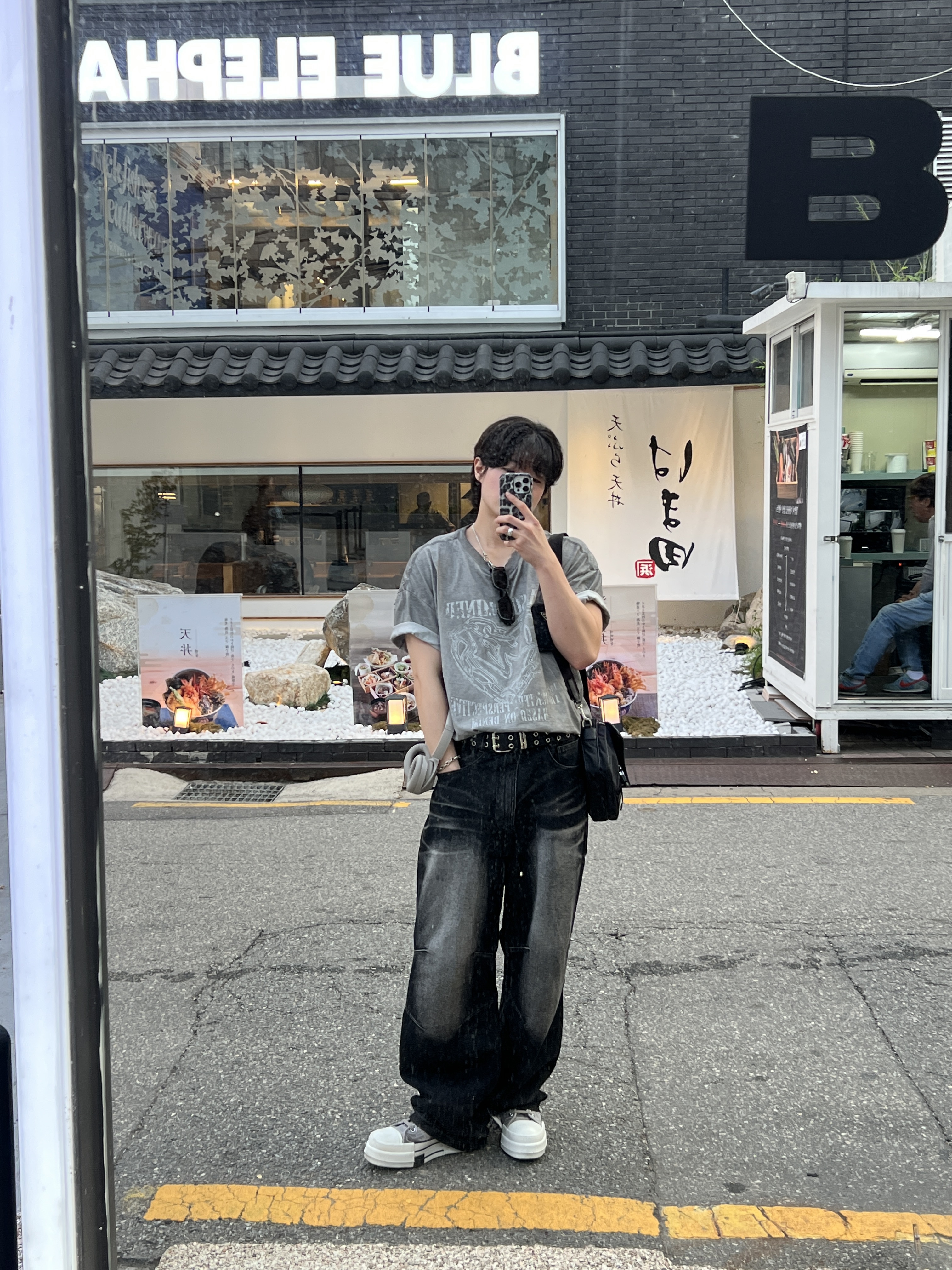 Gentle Monster x Maison Margiela MM106 Leather Black Black, Converse x Drkshdw DBL Drkstar Overdye Chuck 70 Hi Concrete ์ฐฉ์ฉ ์คํ์ผ - 5