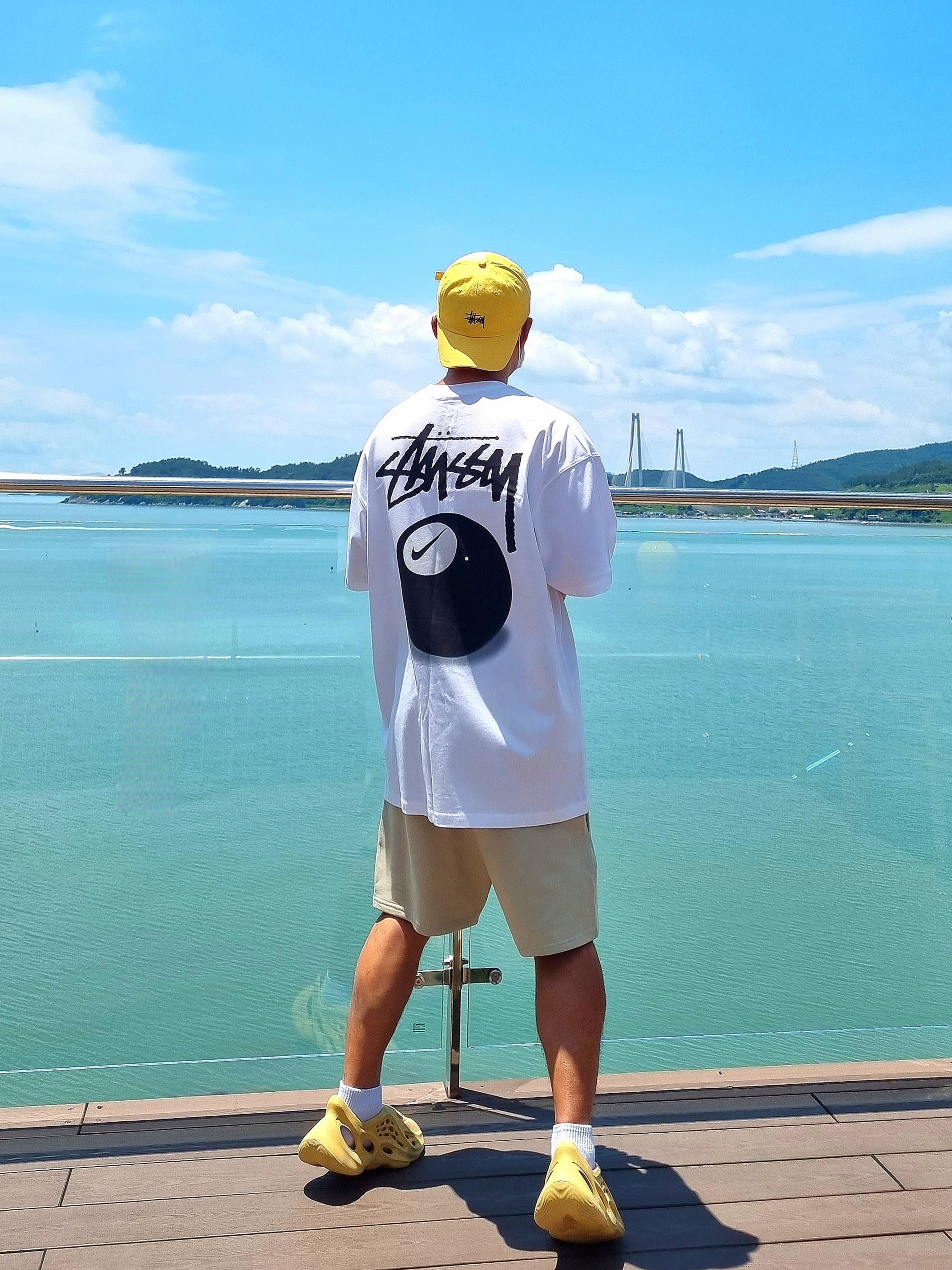 Nike x Stussy NRG FL SS 8 Ball T-Shirt White (DO9323-100), Adidas Yeezy Foam RNNR Sand 착용 스타일