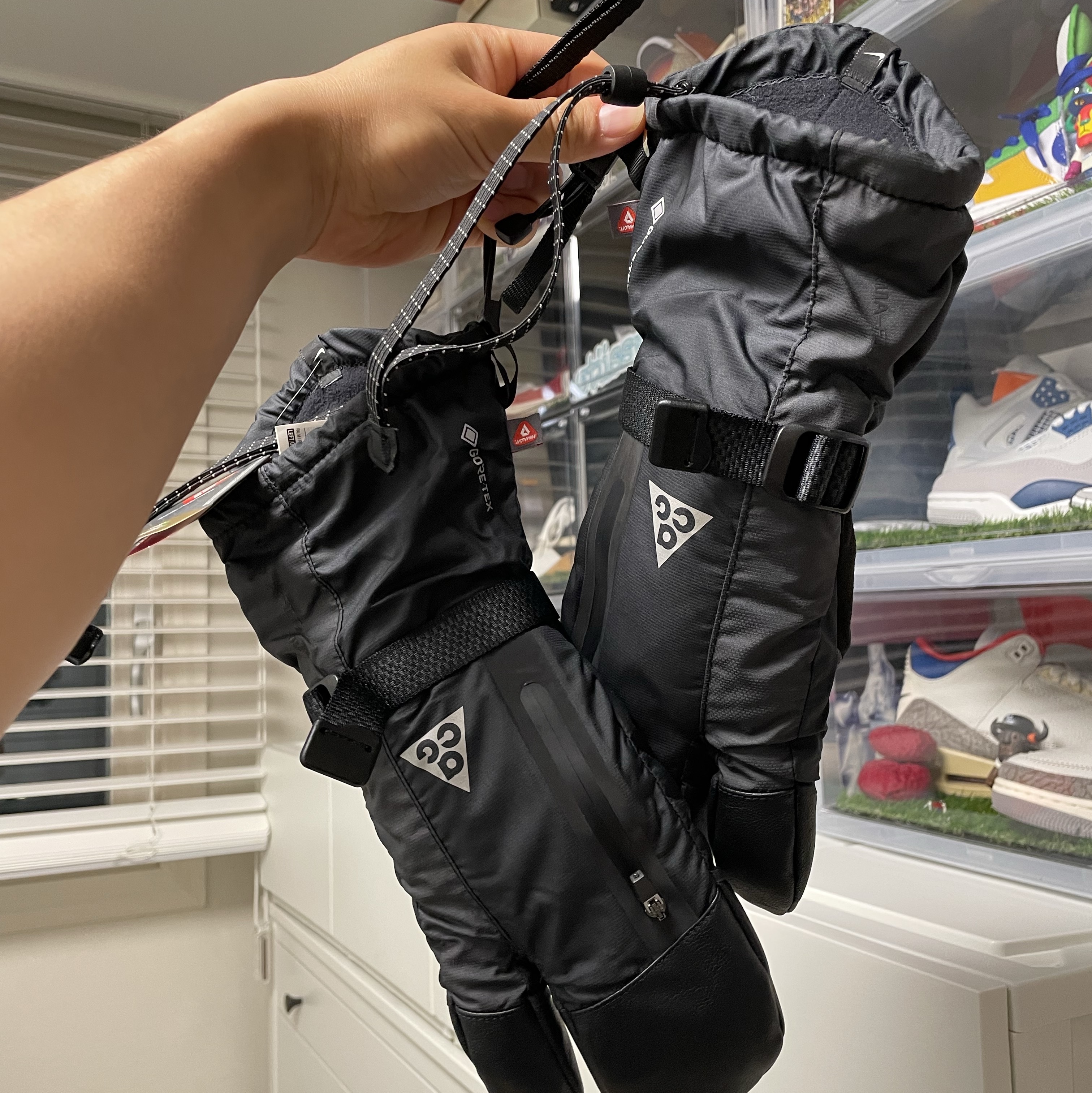 Nike ACG Therma-Fit ADV Gore-Tex Split Mitt Black Anthracite 착용 스타일 - 2