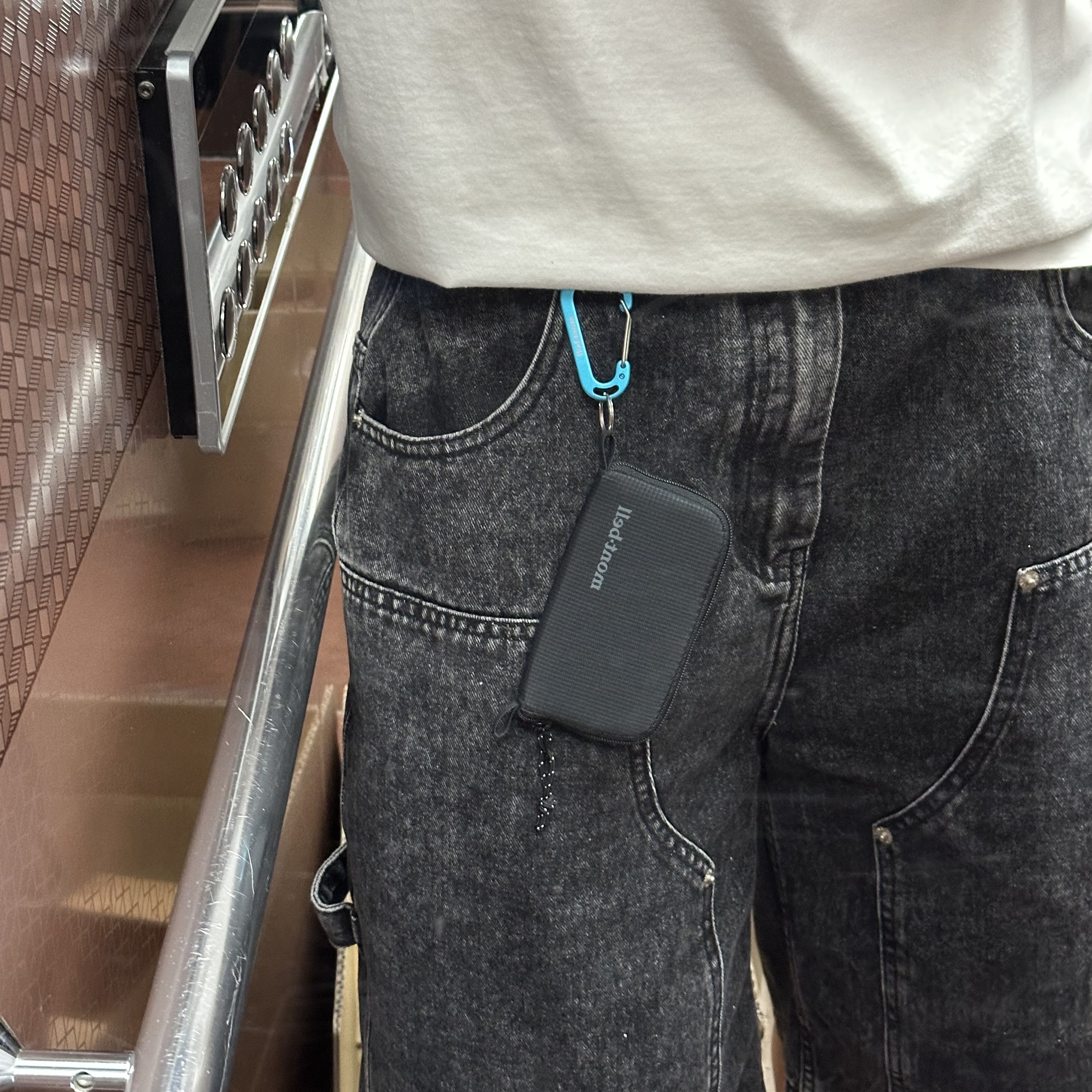 Montbell Mini Zip Wallet Black - 25SS 착용 스타일 - 2