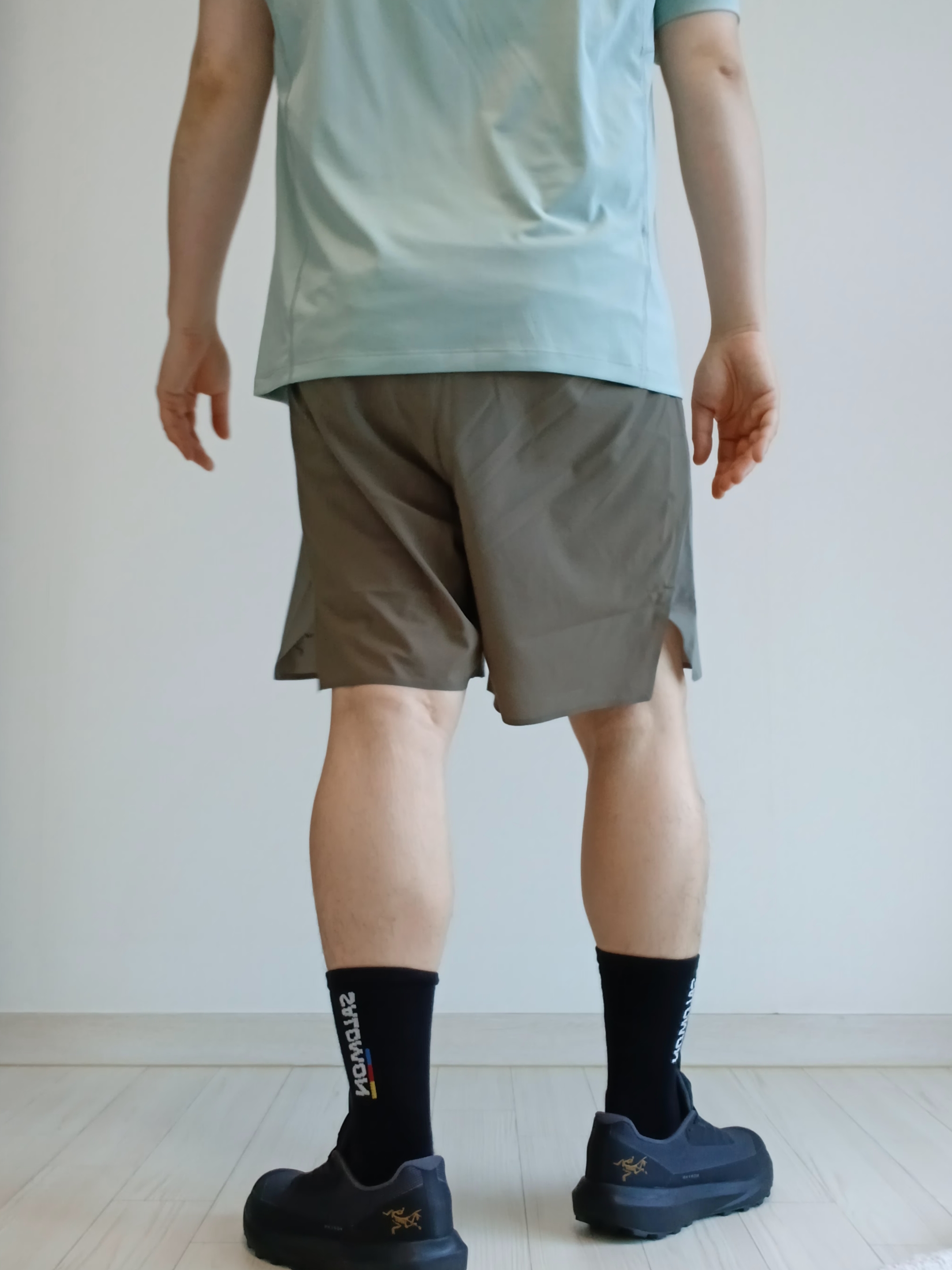 Arc'teryx Motus Arcword Crew SS T-Shirt Stone Green Heather, Arc'teryx Norvan Liner 7 Inch Shorts Forage Tatsu 착용 스타일 - 2