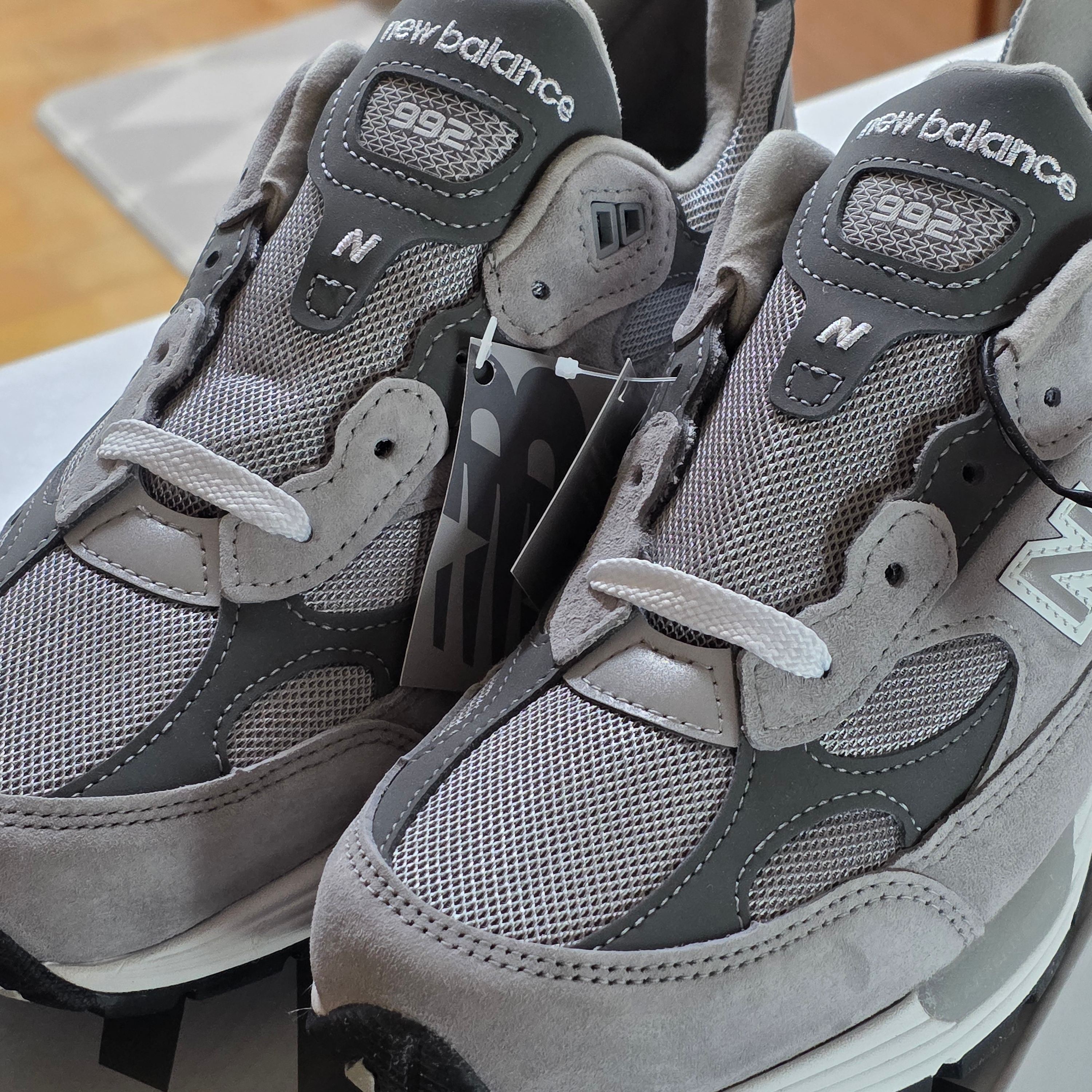 New Balance 992 Made in USA Core Grey Silver Metallic 착용 스타일 - 3