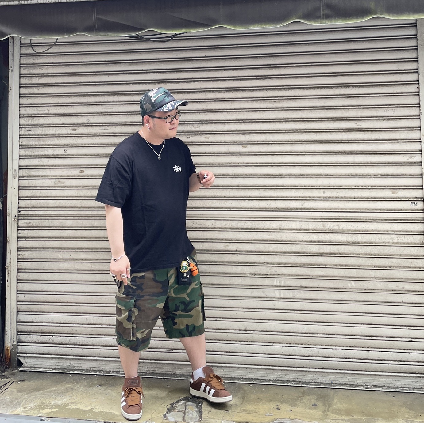 Stussy Basic Trucker Cap Camo, Stussy Basic Stussy T-Shirt Black 2024, 2025 착용 스타일 - 1